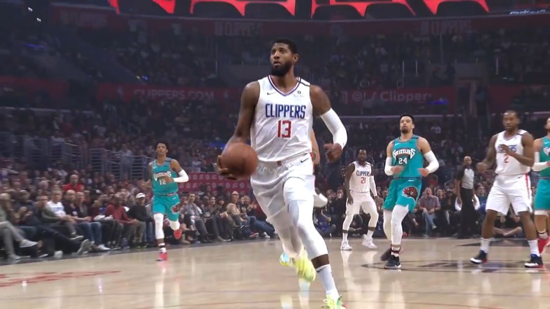 乔治垫了两步完成扣篮▼慢动作再看一遍不知道大家有没有看懂我想表达