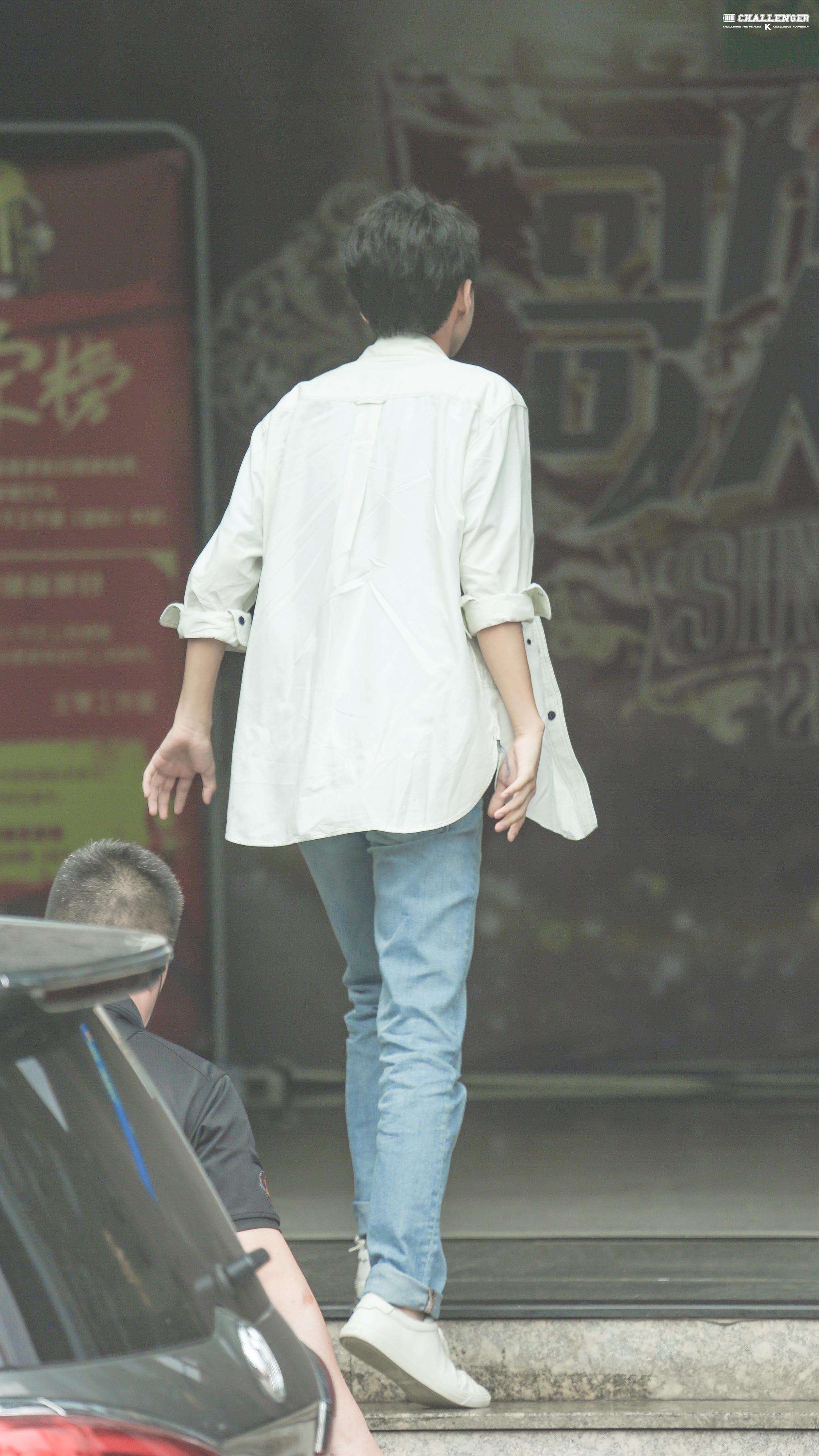 帅气的背影,暖心的挥手,从开始到未来只为王俊凯