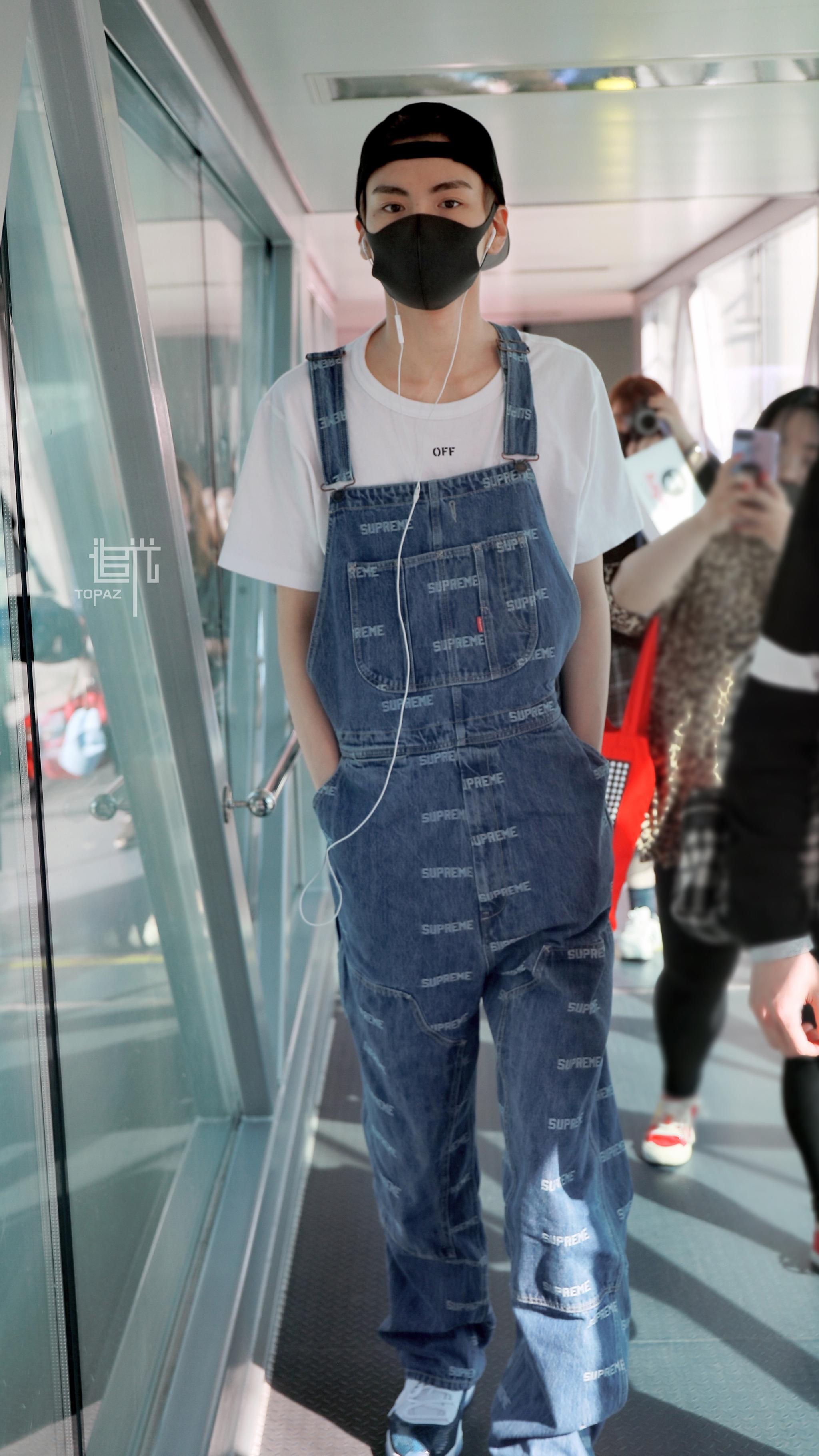 毕雯珺背带裤 毕雯珺今日杭州机场丽江饭拍图~一身白色t恤 背带牛