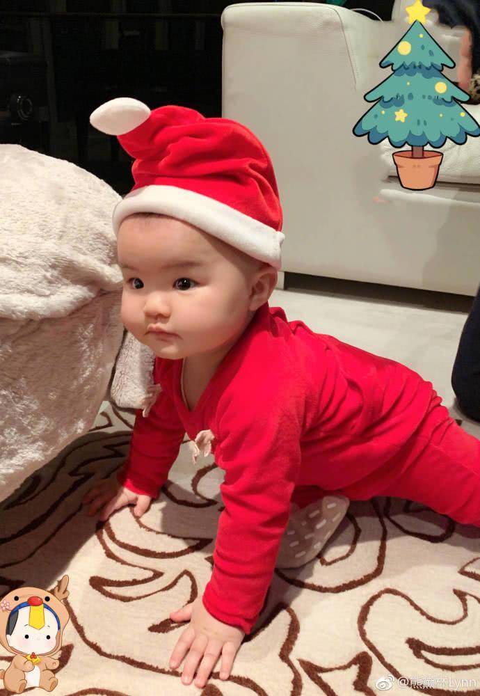 熊黛林晒双胞胎女儿同框正面照,两姐妹并不像,一个随妈一个随爸