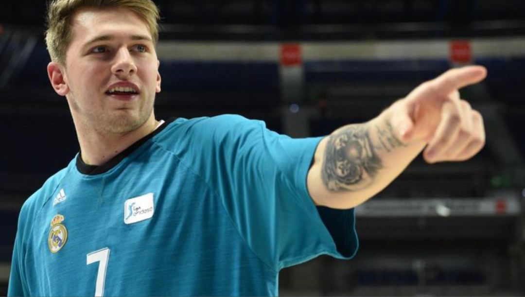 东契奇左前臂纹身受传统文化影响,效力nba的白人运动员有纹身者并不多