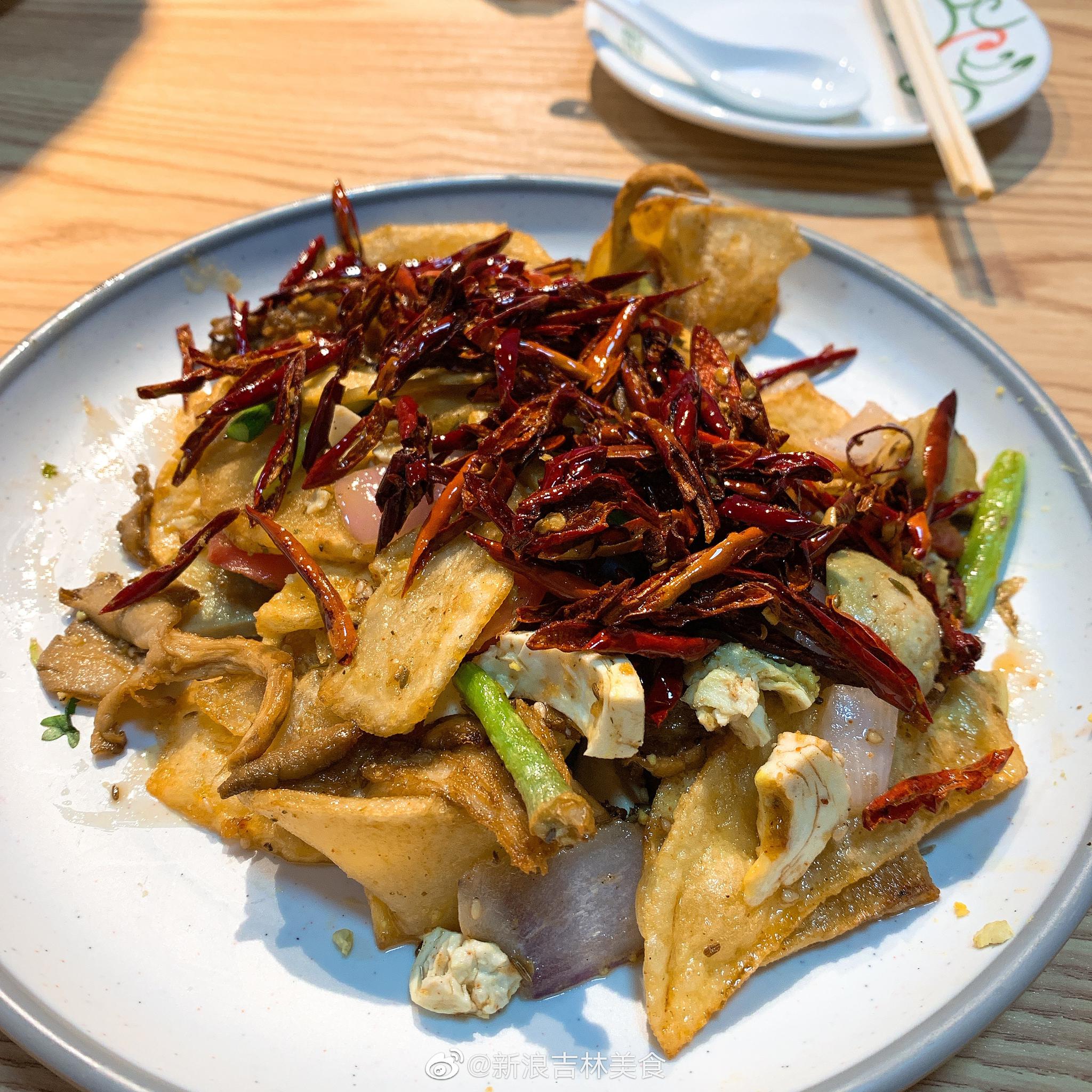 美食达人@不想上班的阿宅啊 分享:新发现的一家梅河口特色小串,非常