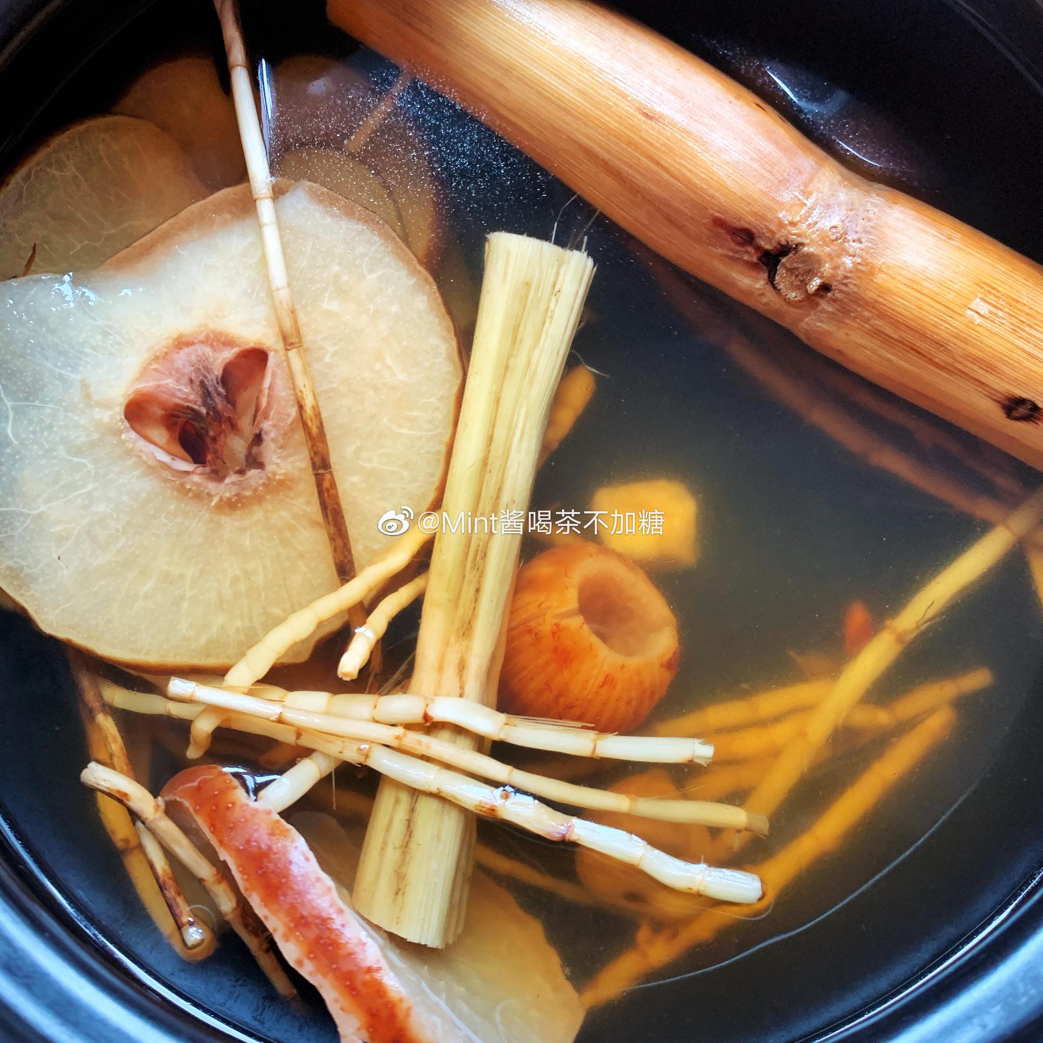 下雨天在家煮了一鍋竹蔗茅根雪梨水一直都很喜歡外食時候點這個