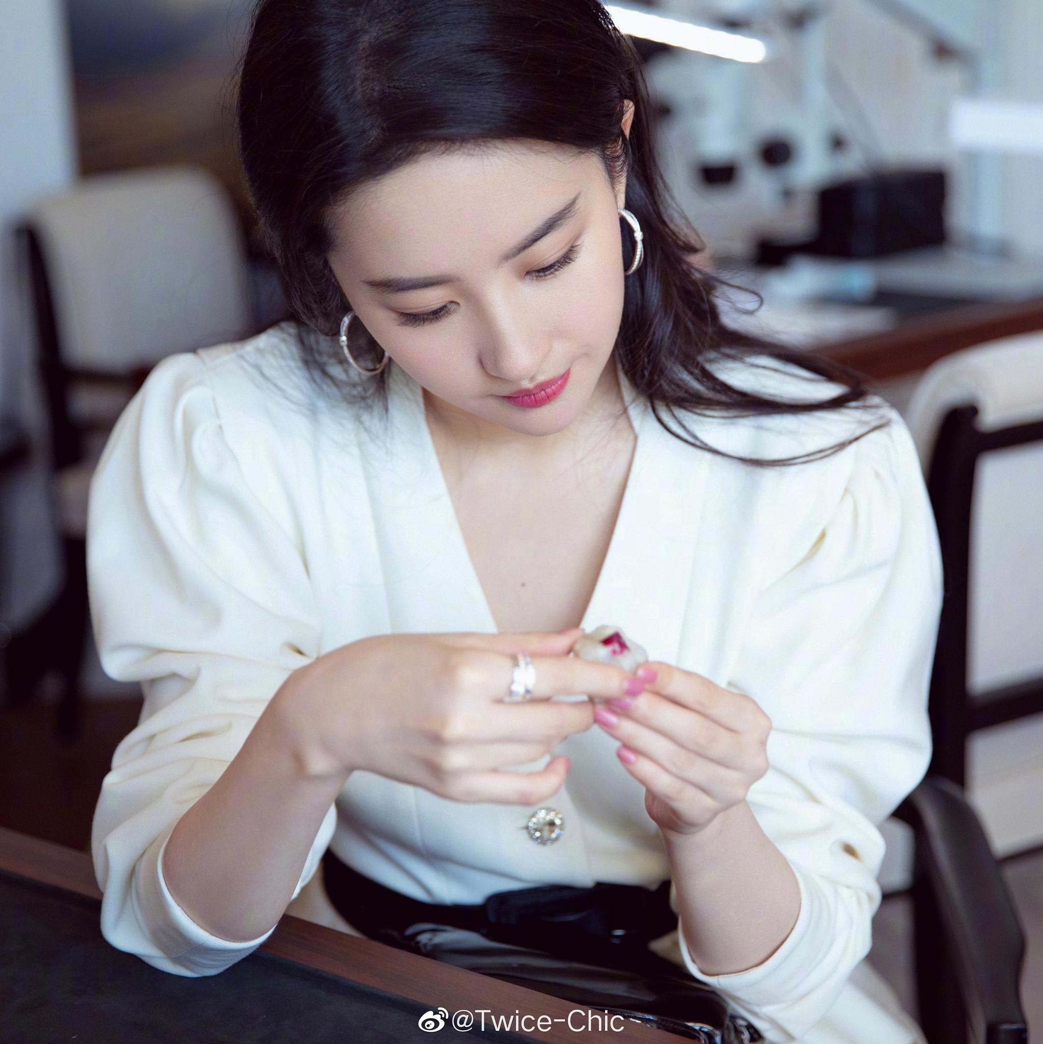 刘亦菲 | 摩纳哥海风中的浪漫卷发,身着白色泡泡袖上衣