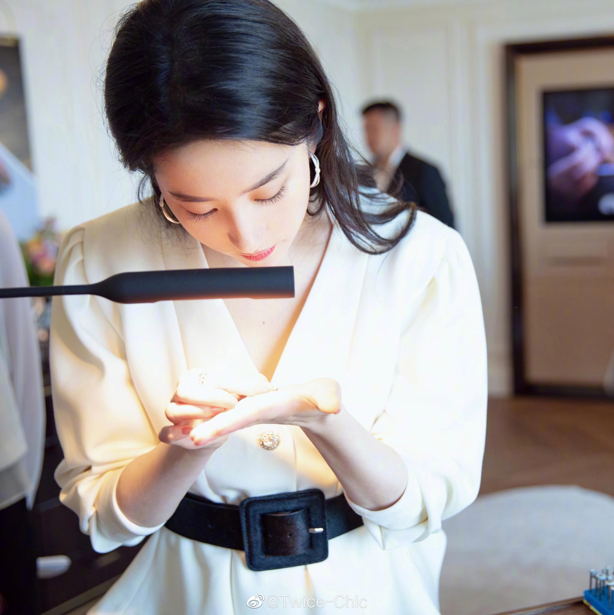 刘亦菲 | 摩纳哥海风中的浪漫卷发,身着白色泡泡袖上衣