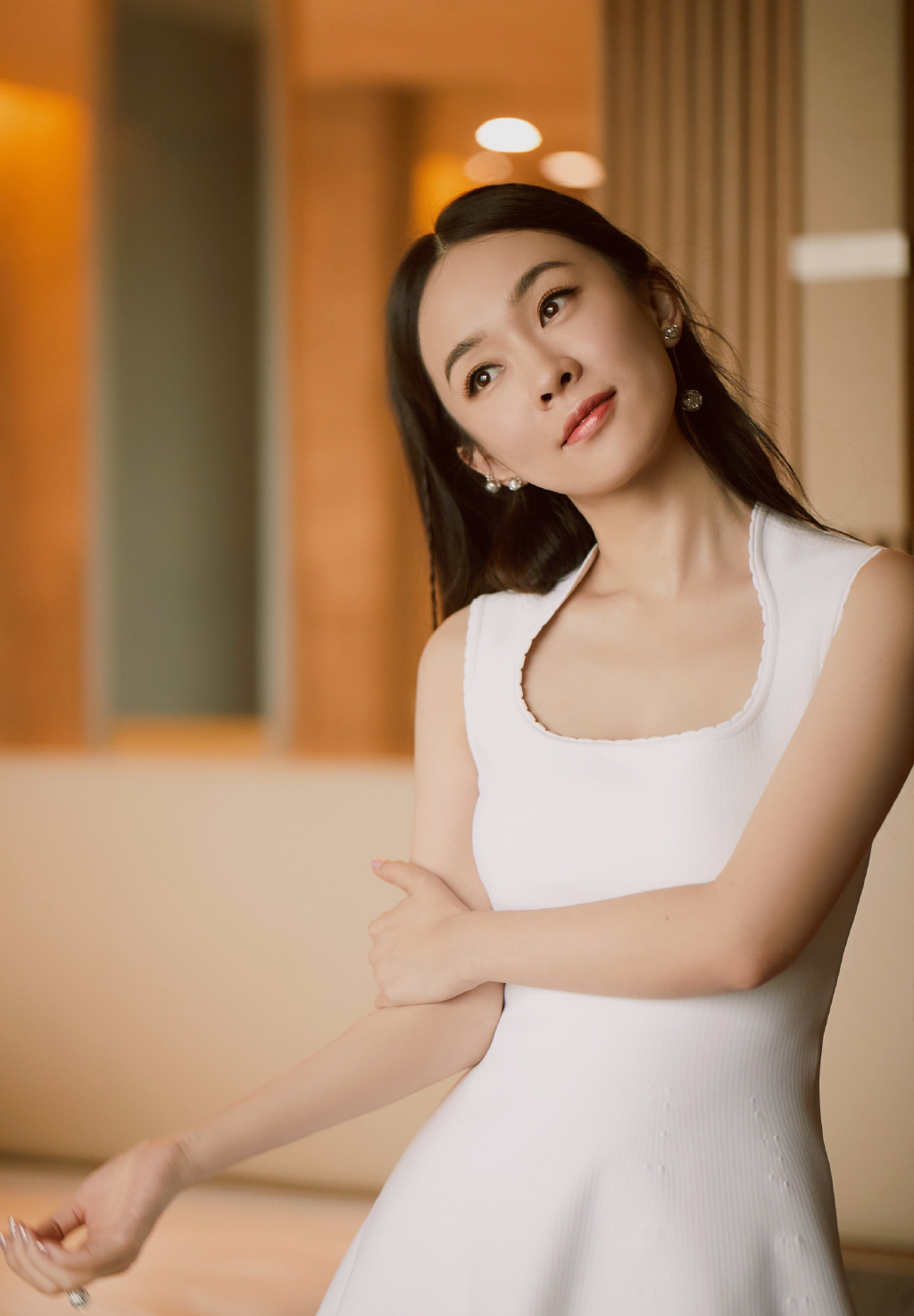 67羡慕39岁霍思燕身穿一袭白裙美出天际被两个男人宠成公主