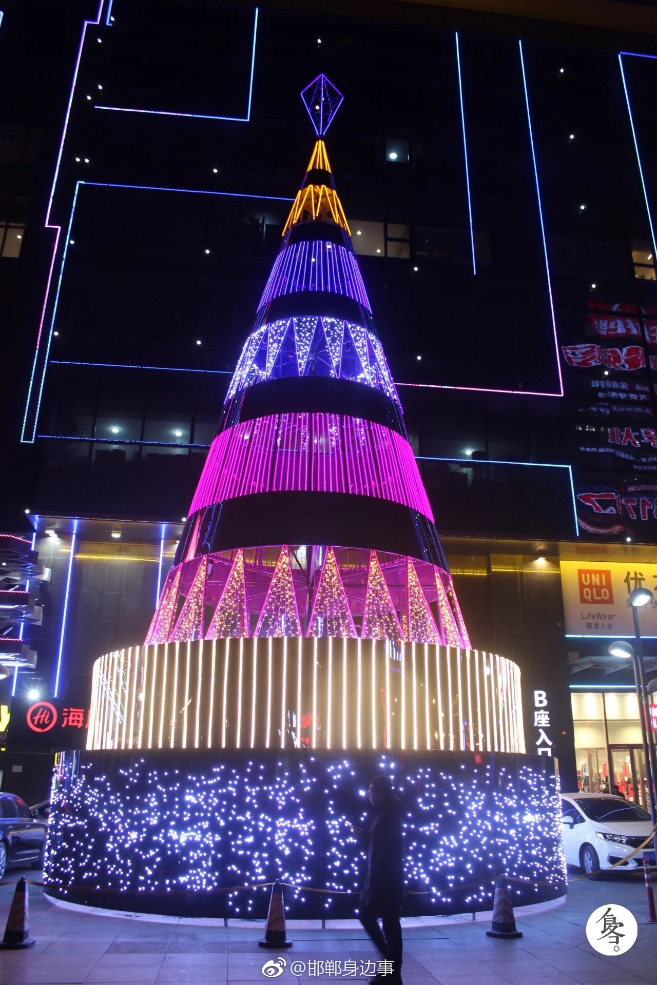 天鸿广场圣诞树成为邯郸最美圣诞树 网红打卡地