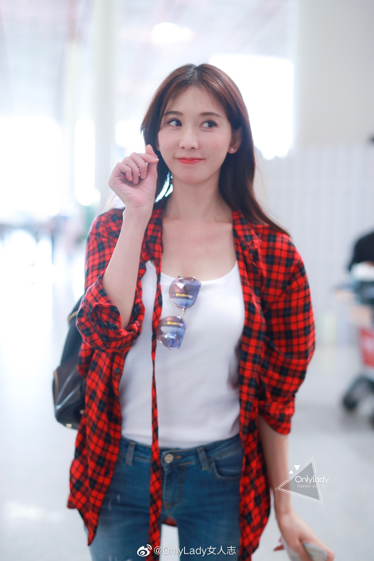林志玲 现身北京机场,披上红黑相间格子衬衫