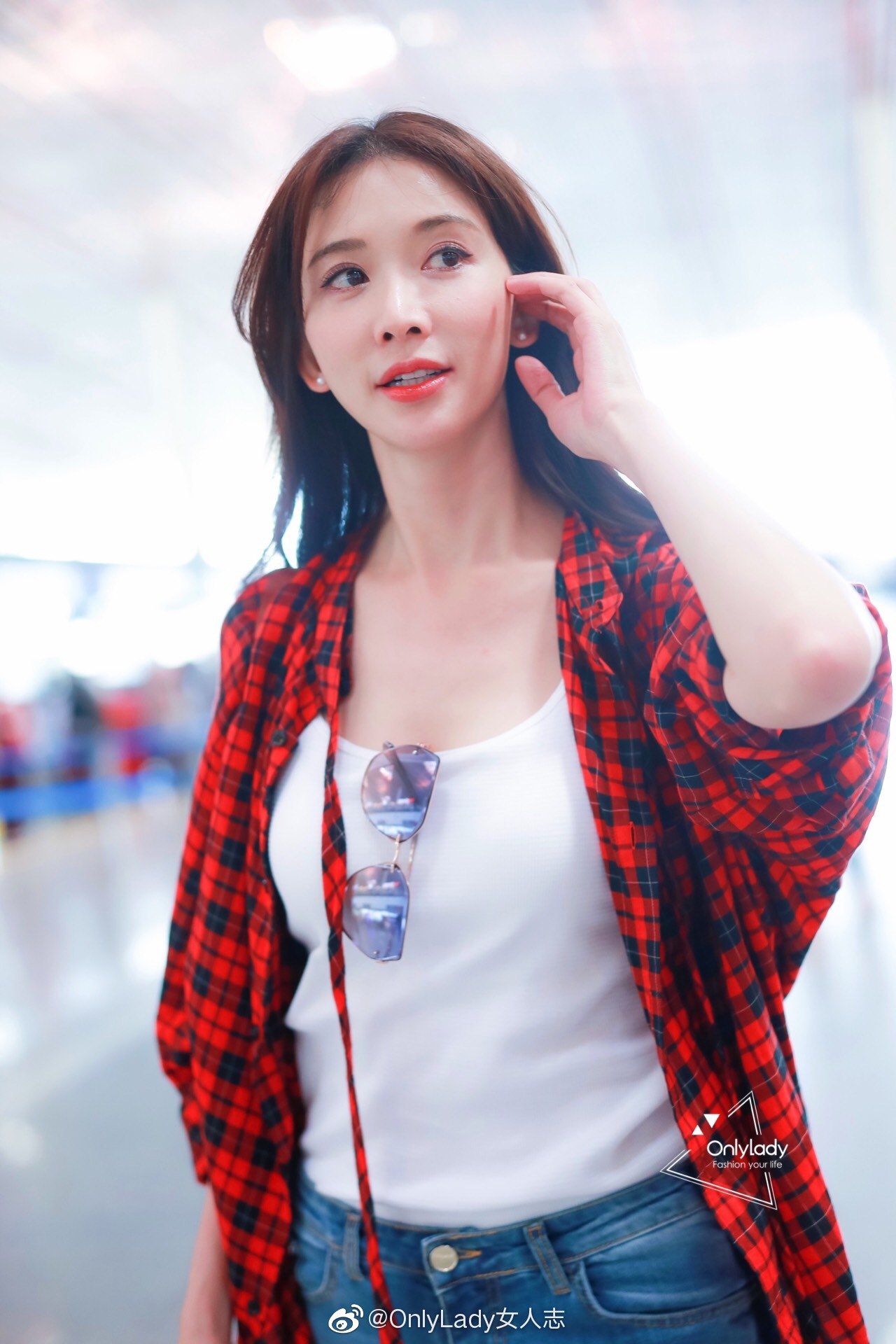 林志玲 现身北京机场,披上红黑相间格子衬衫