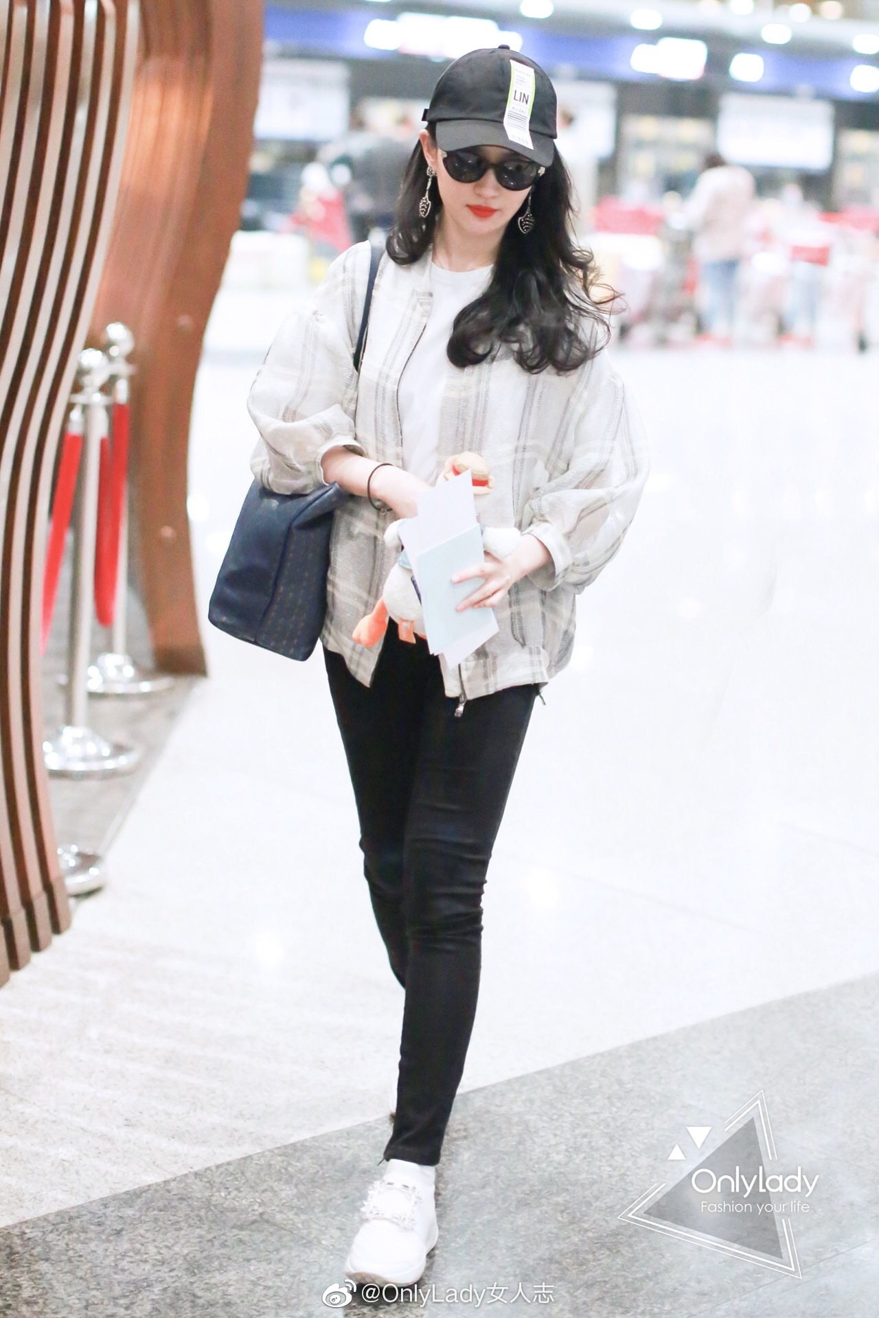 刘亦菲 身着@rogervivier_罗杰维维亚 白色viv run运动鞋