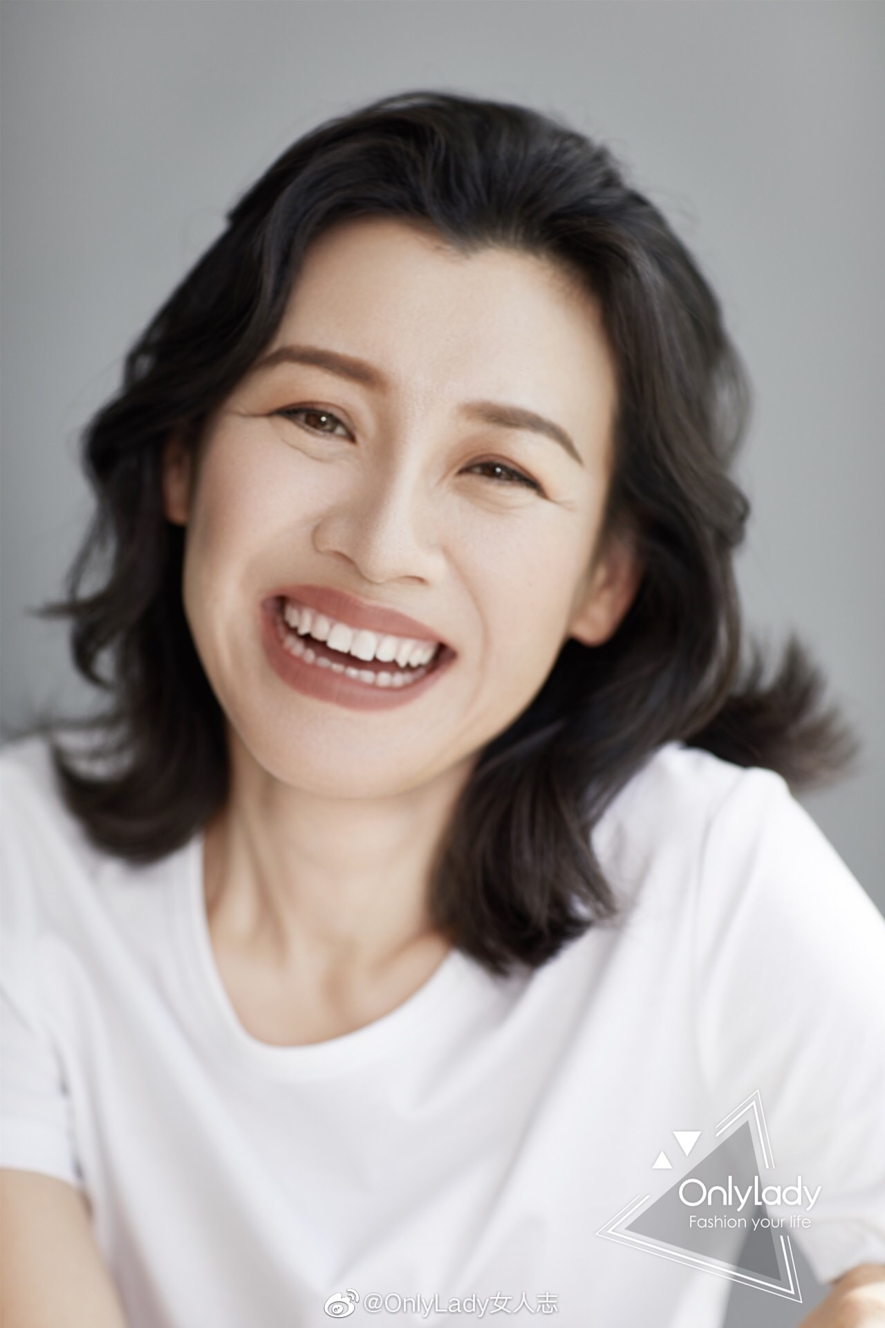 @演员刘琳 今日一组白色系写真曝光，妆容简单干净，回归本真模样|眼底|女演员|故事|镜头|质感_新浪新闻