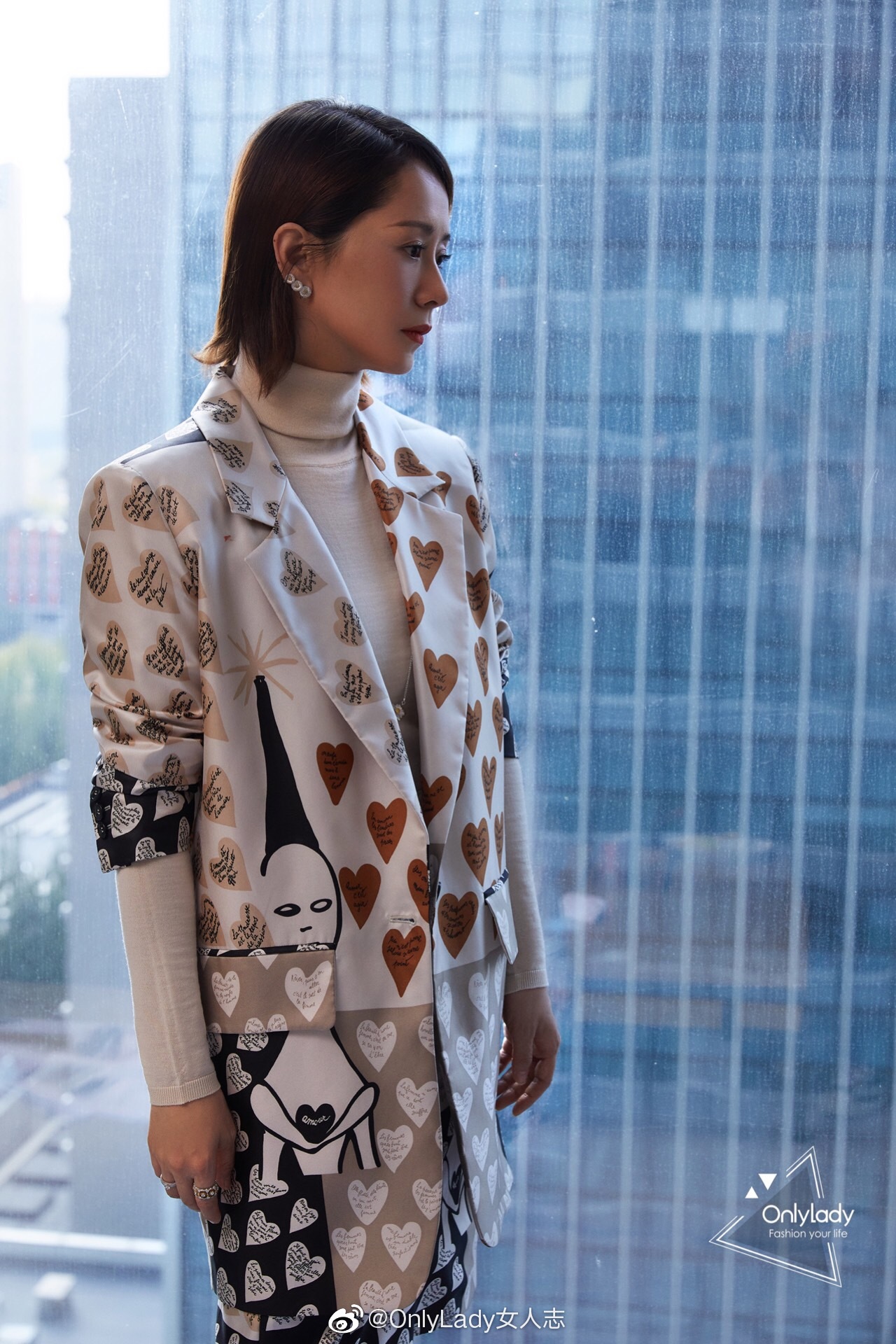 演员@海清 身穿@maxmara品牌官方微博 深棕大衣亮相该品牌活动现场