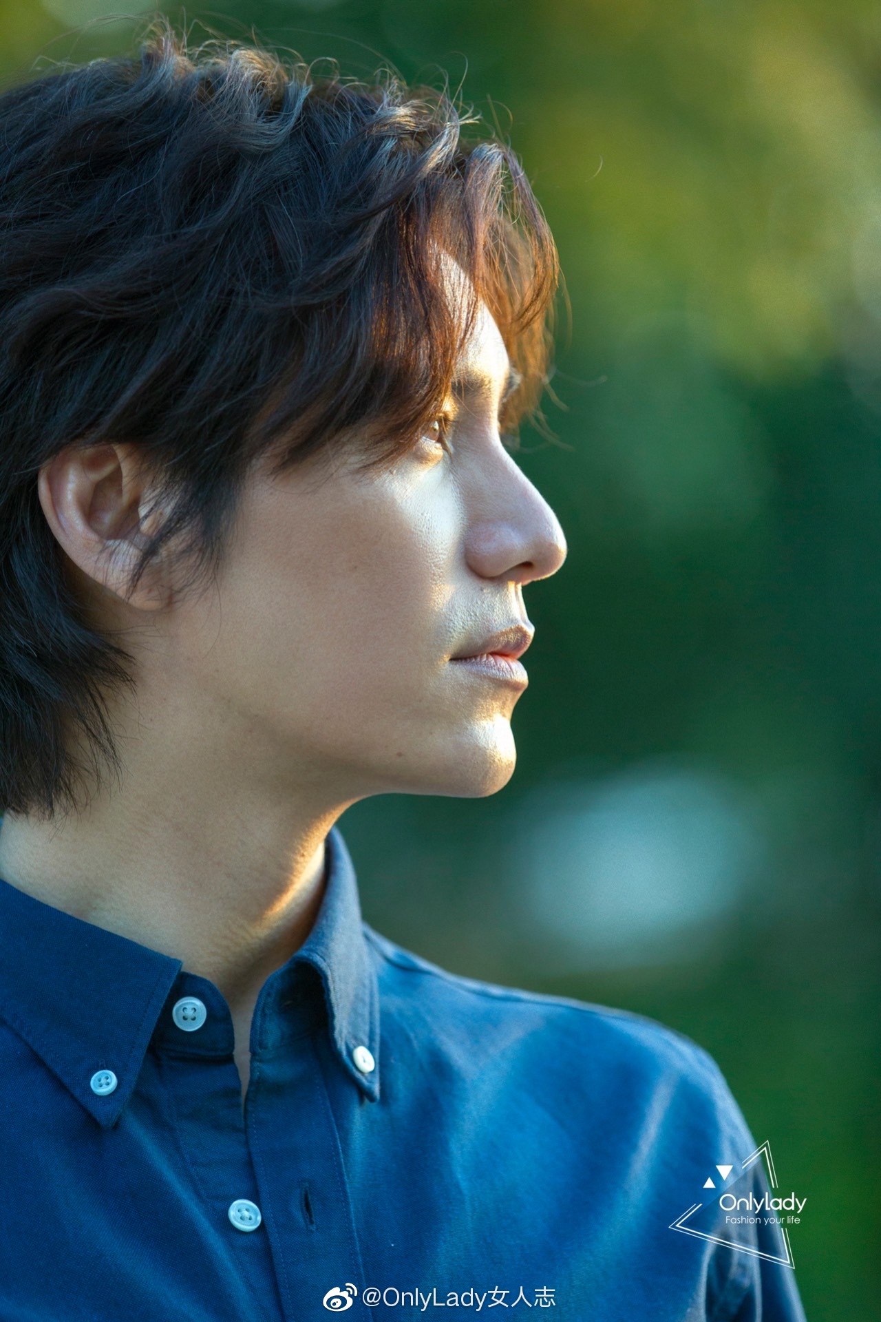 陈坤新代言写真,蓝色衬衫配黑色长裤的短发@陈坤 ,太清爽了_高清图集