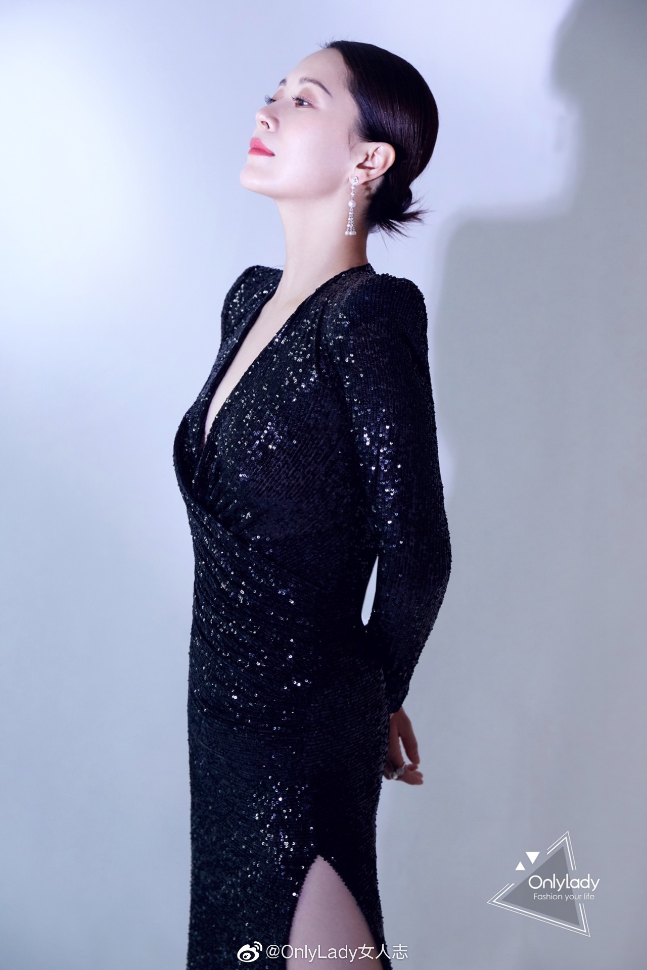 海清 出席活动,身穿深v高开衩礼服裙,性感大气