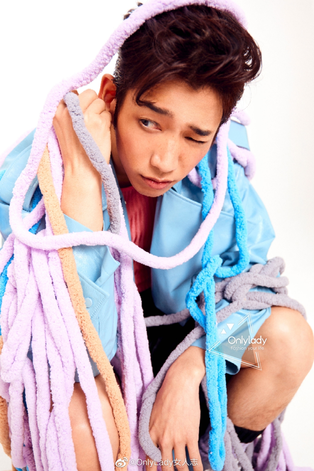 演员@刘以豪 三月刊封面近日曝光,以马卡龙色系定调