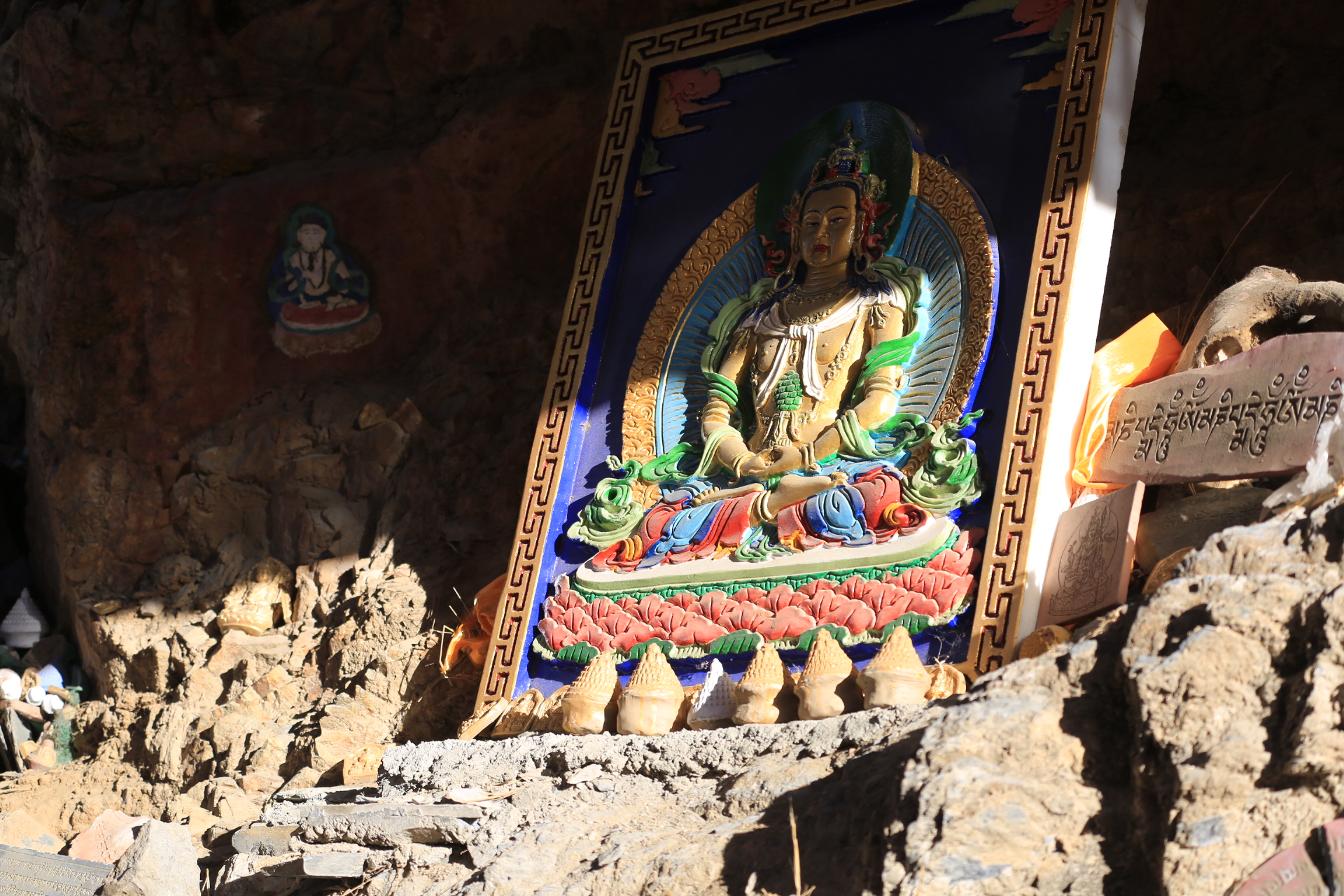 药王山摩崖石刻(三)佛像前的供养,为生者祈福,为逝者超度.