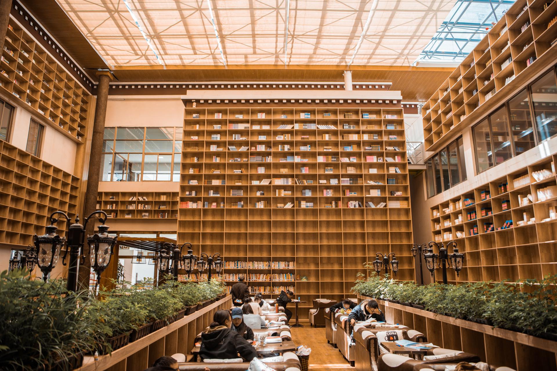 打卡西藏图书馆,毕竟像我这么爱读书还是要进去逛逛