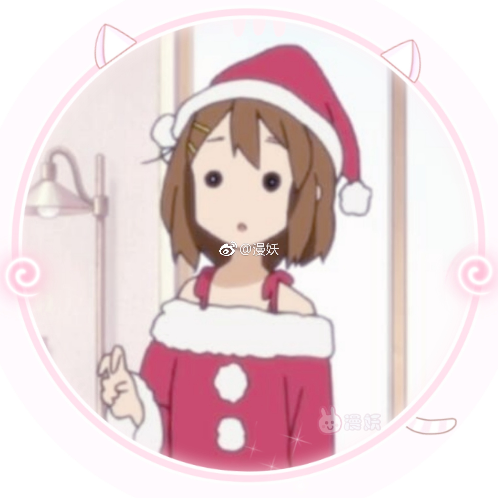 动漫头像《轻音少女》圣诞节的平泽唯表情包 穿圣诞服的呆唯♡