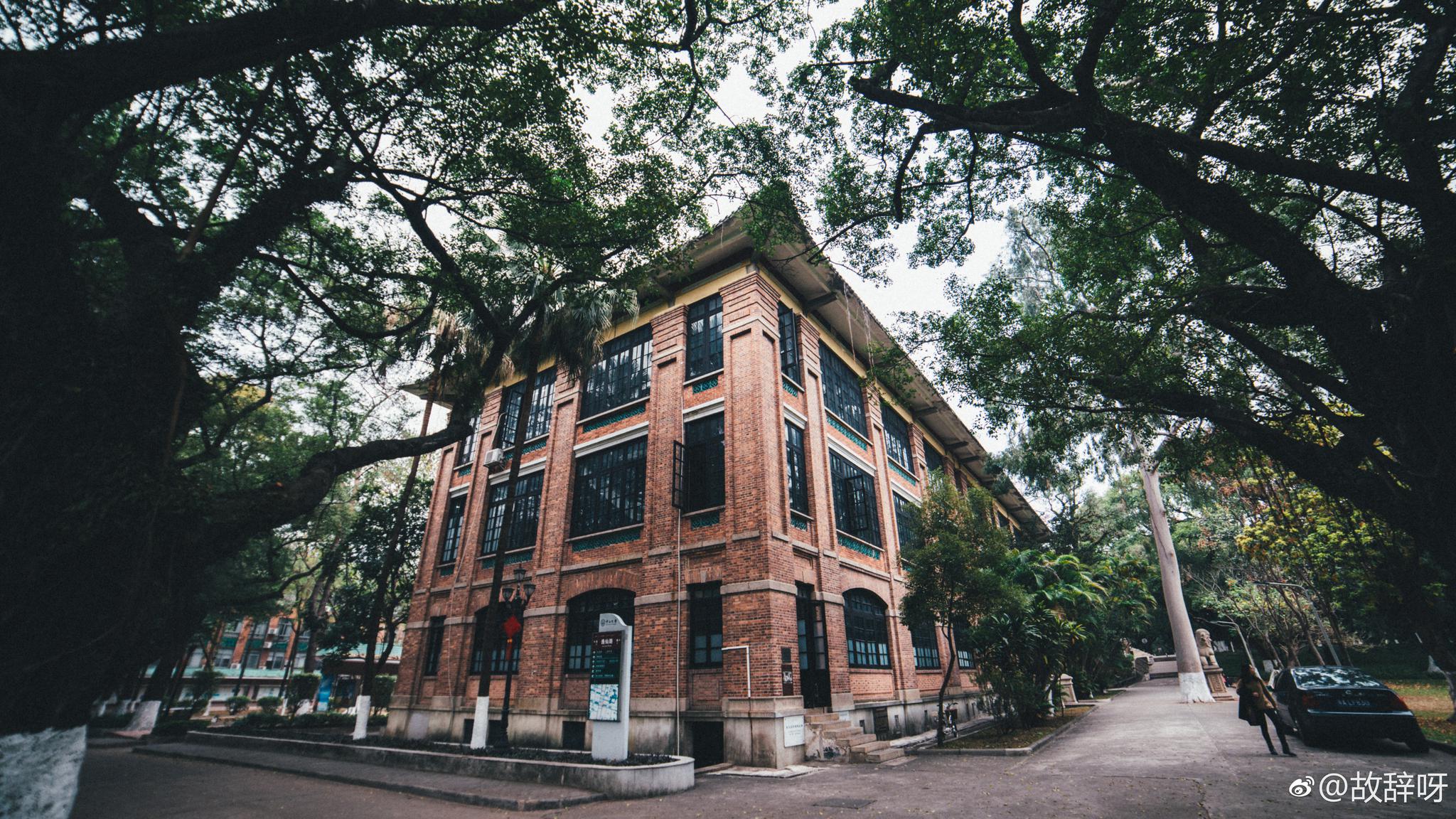 参观中大，不妨打开手机地图，里面有非常详细的建筑名称
