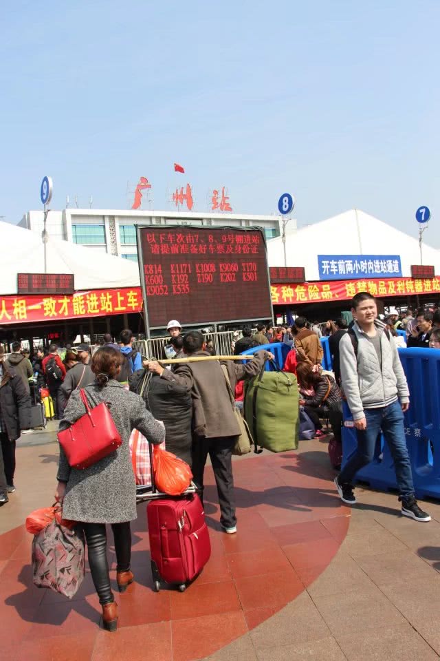 在广州火车站用影像纪录中国人的春运表情戳中泪点