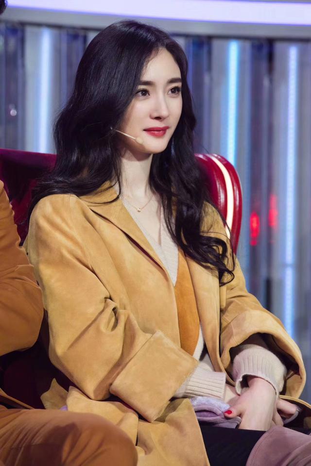 杨幂真会打扮姜黄色大衣内搭毛衣亮相大波浪卷发配长筒靴好美