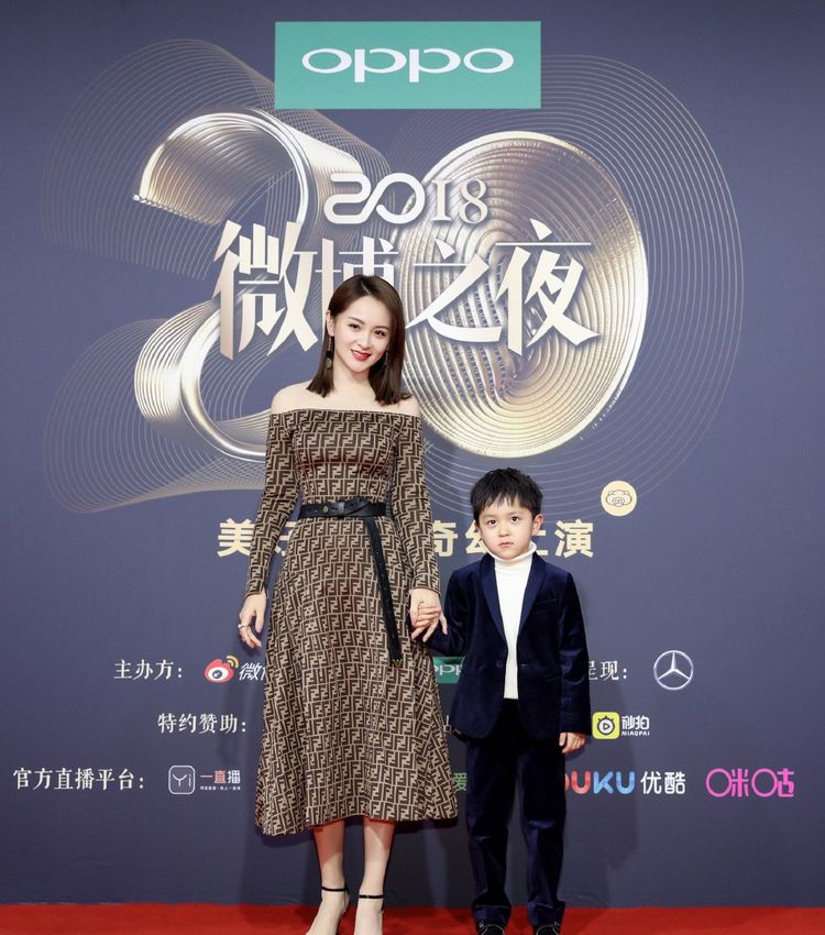 《笑傲江湖》演仪琳,今34岁黄色衬衫扎小辫,合影儿子都像姐姐