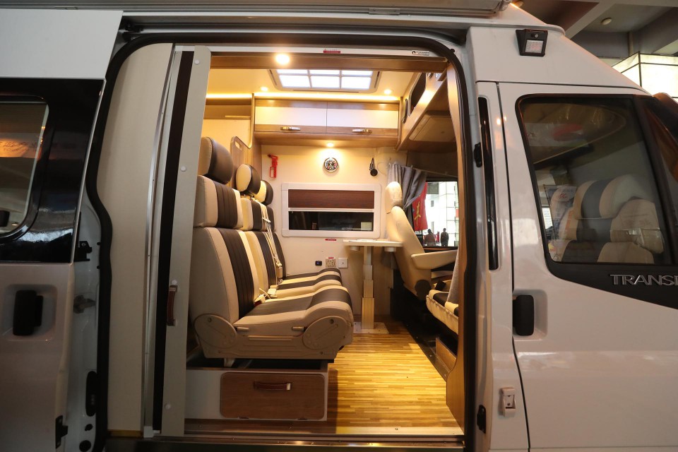 持续创新,国六全面预定,实拍七狼房车福特全顺新世代b型房车