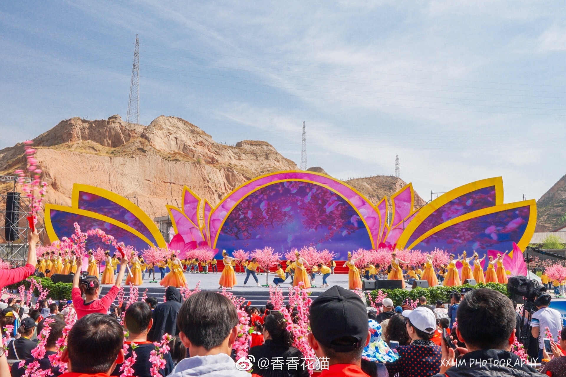 恰逢兰州安宁仁寿山桃花节桃花朵朵开现场一片热闹气氛