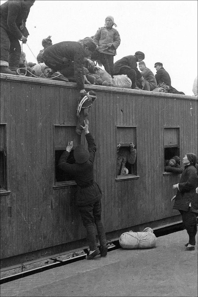 外国摄影师镜头下的1943年洛阳逃荒饥民,为生存扒火车逃离