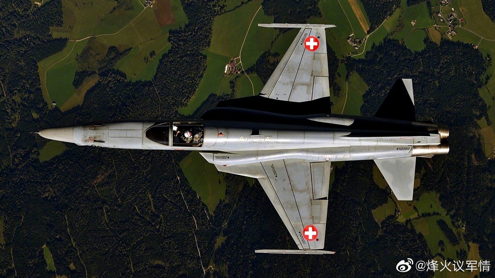 f-5"虎"式战斗机的各种空中姿态