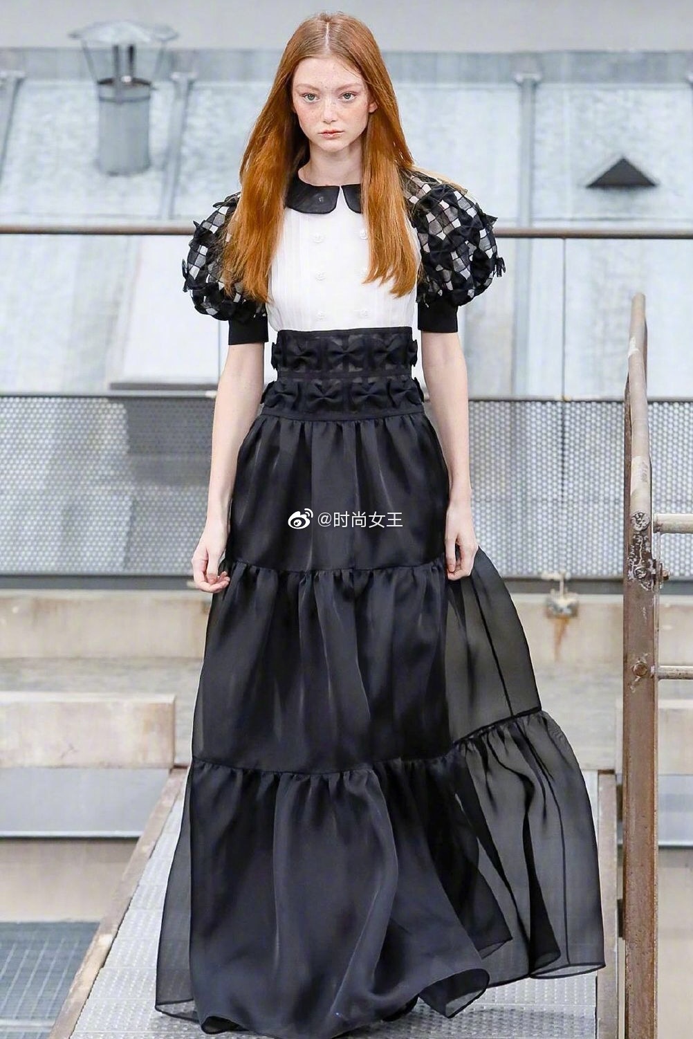 chanel 2020春夏系列的经典裙装look ,非黑即白的优雅.