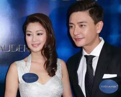 34岁tvb演员岑丽香宣布怀孕,穿破洞裤依偎在老公怀里笑得超开心