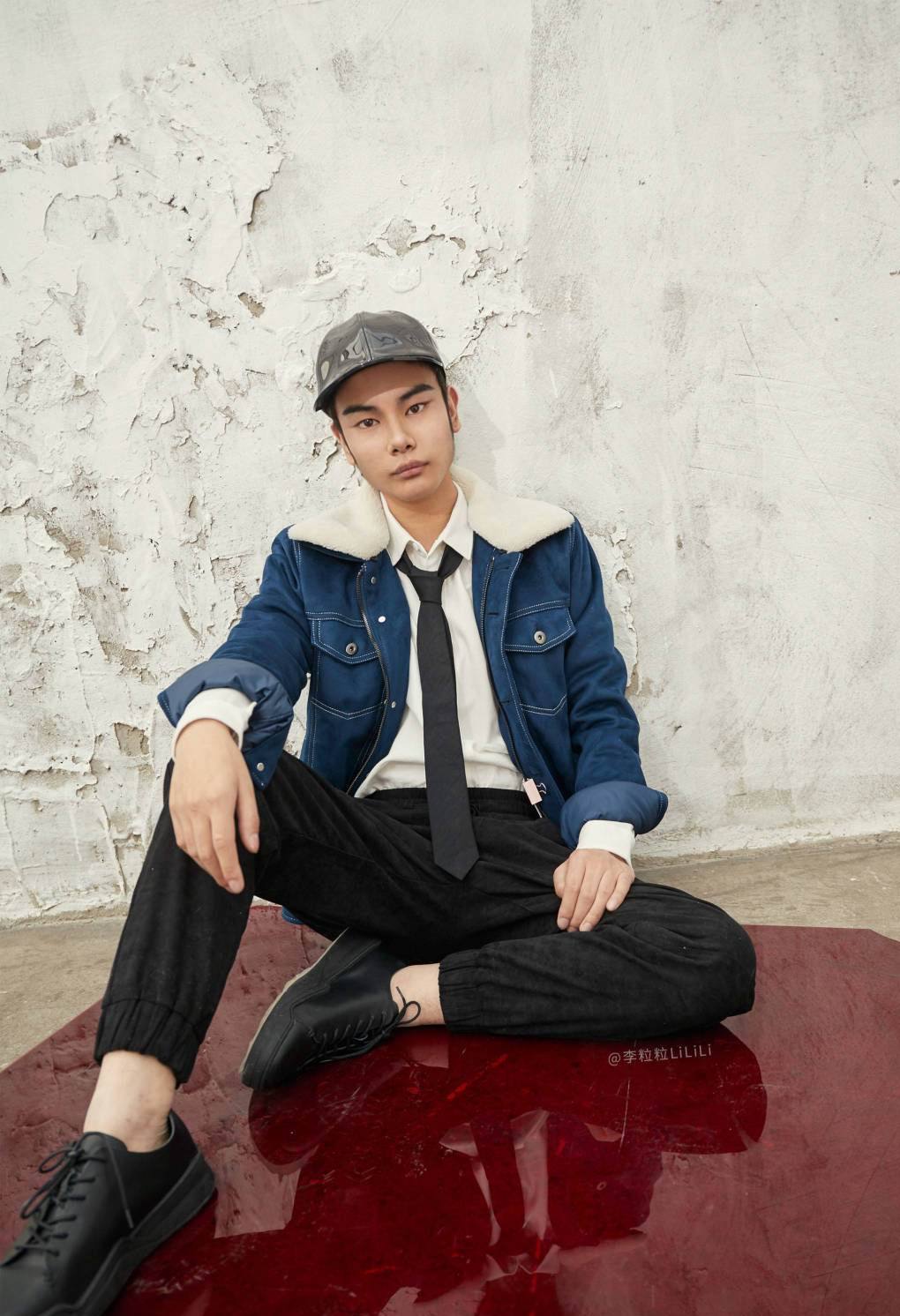 "发际线男孩"小吴再拍时尚大片,秀出大长腿身材挺棒