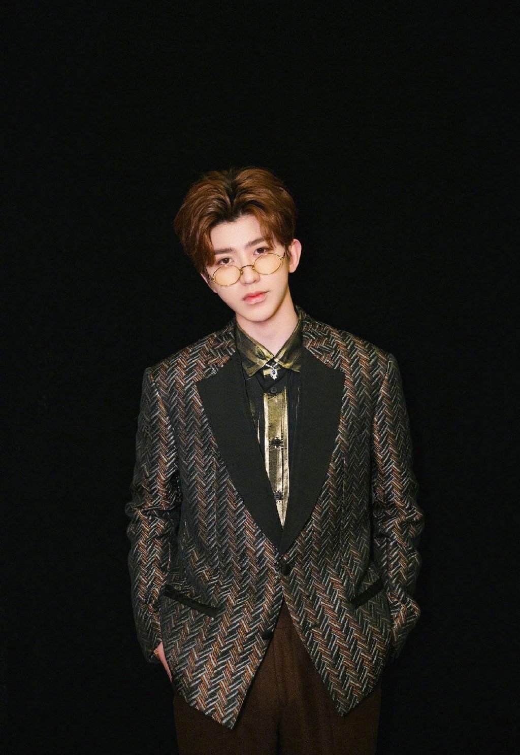 蔡徐坤身着锈色鱼骨纹提花礼服,闪耀奢华缎面质感,精致复古格调