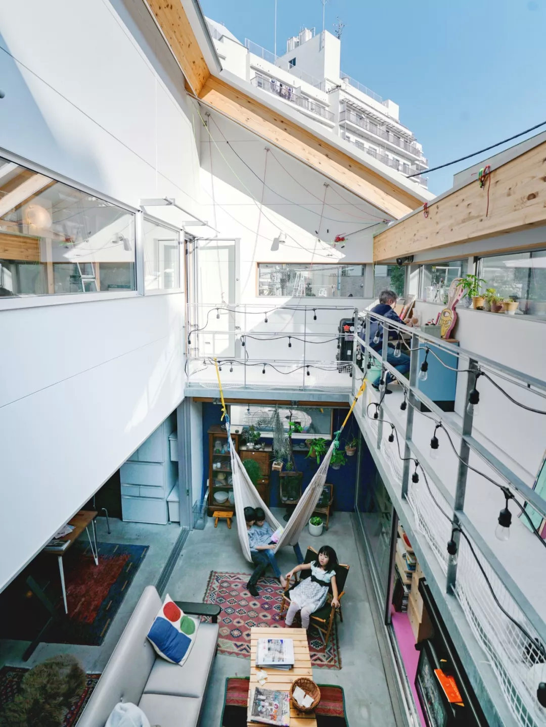 市中心最强违建房：没屋顶，一家五口每天露营、烧烤、泡温泉（组图） - 2