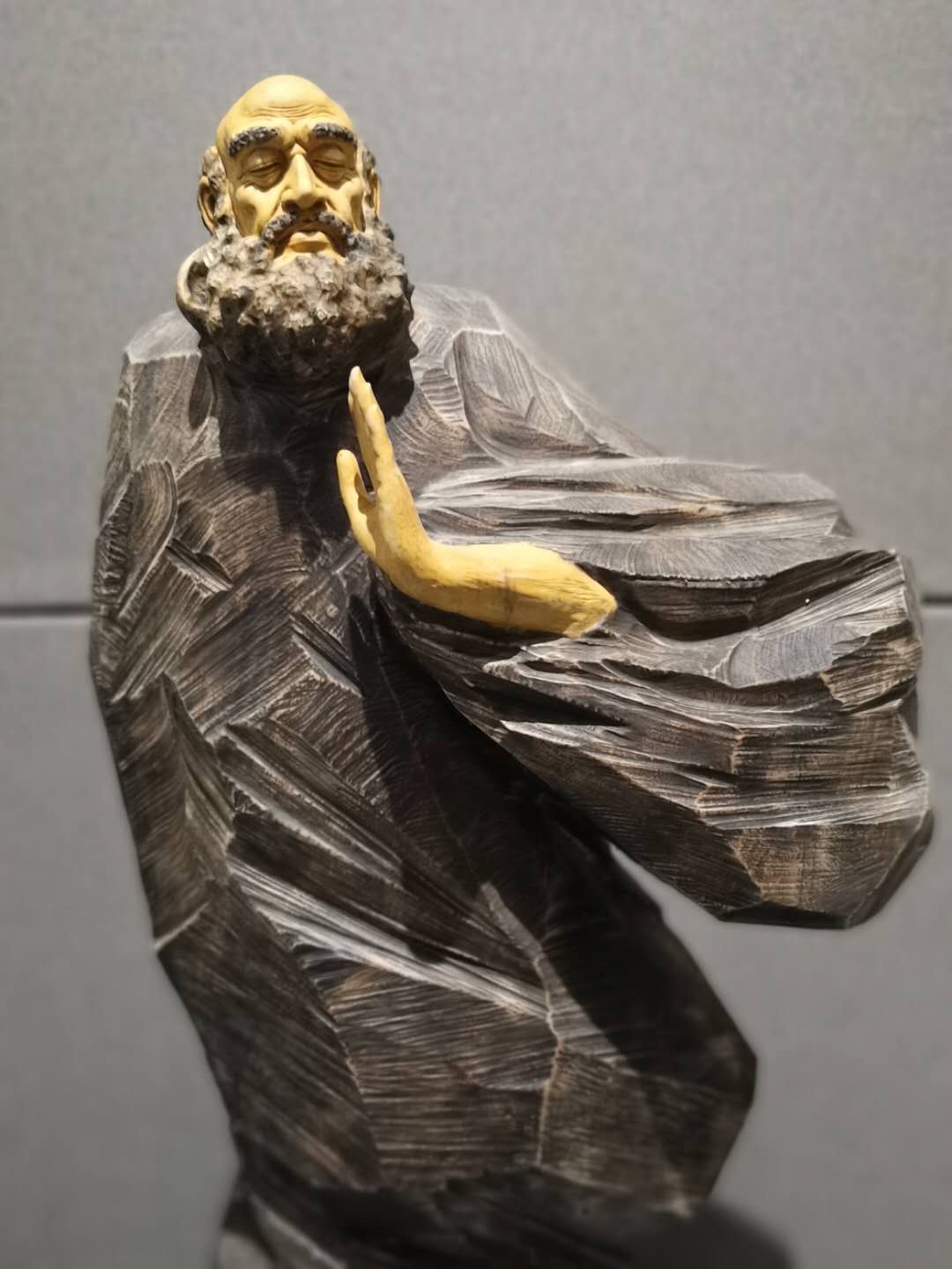 根雕艺术家妙手回春 枯木逢春成精美艺术品