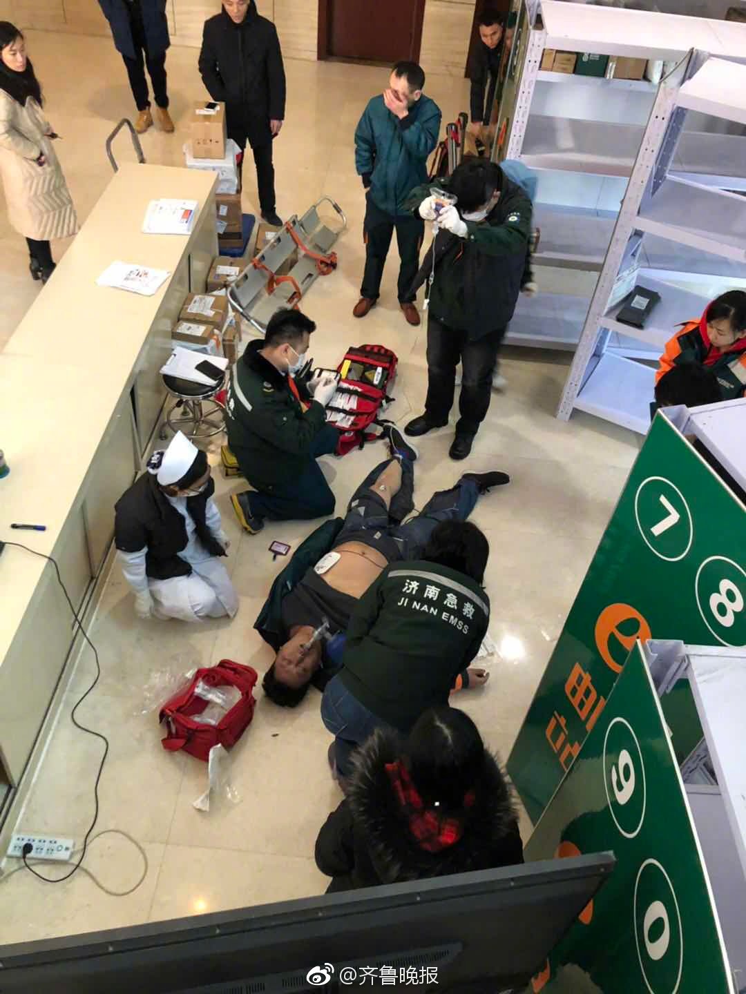 快递小哥晕倒在工作岗位