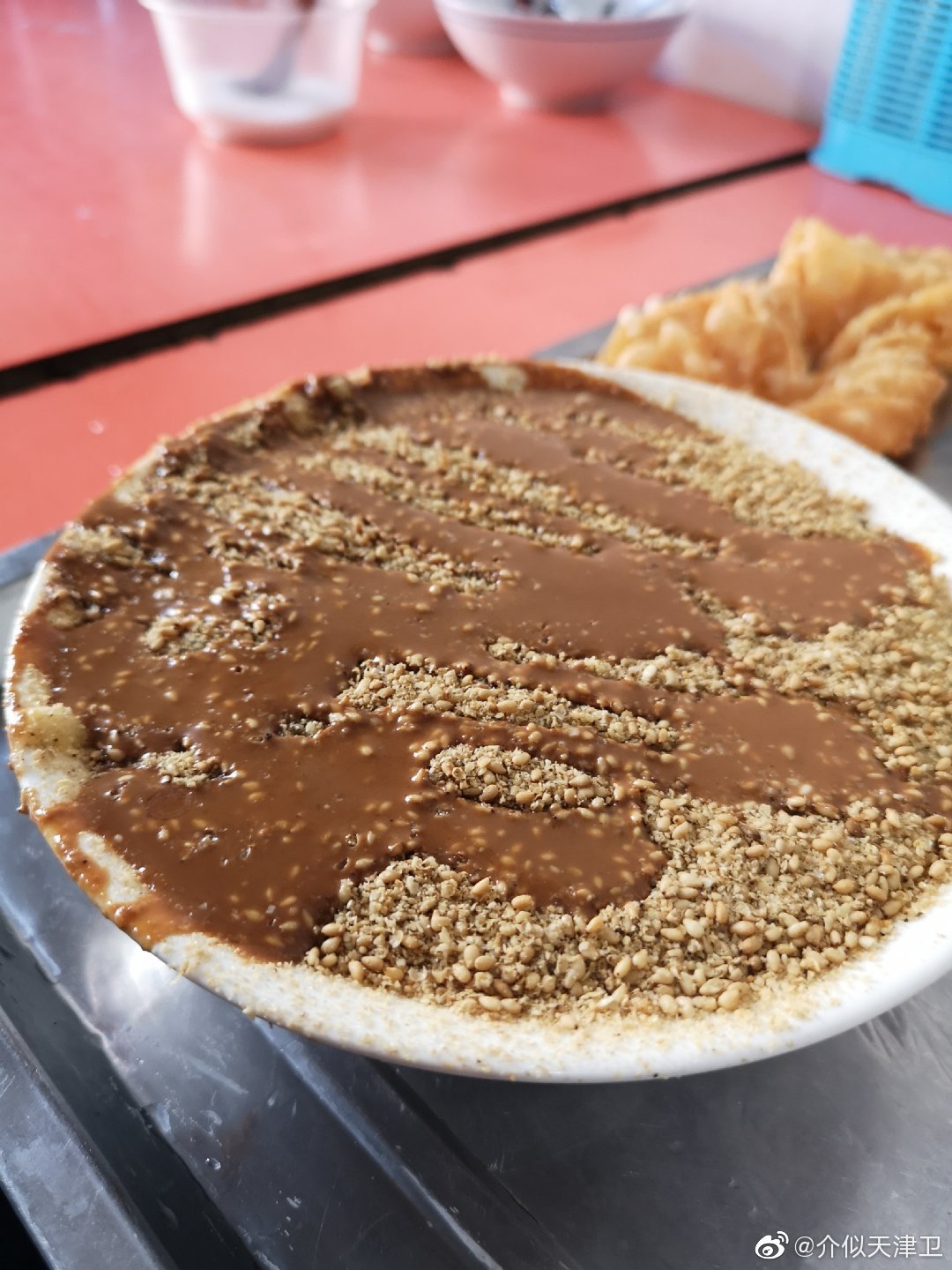 天津早点之面茶面茶的味道是咸香中后口略带清甜