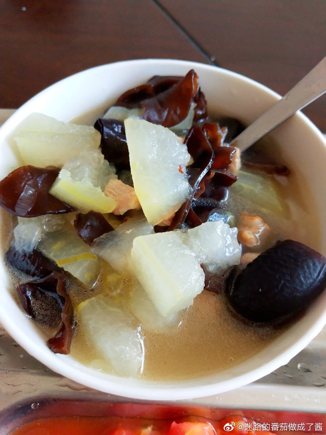 今日份午餐:西红柿炒鸡蛋,冬瓜木耳炖肉块,主食锅贴大馒头!