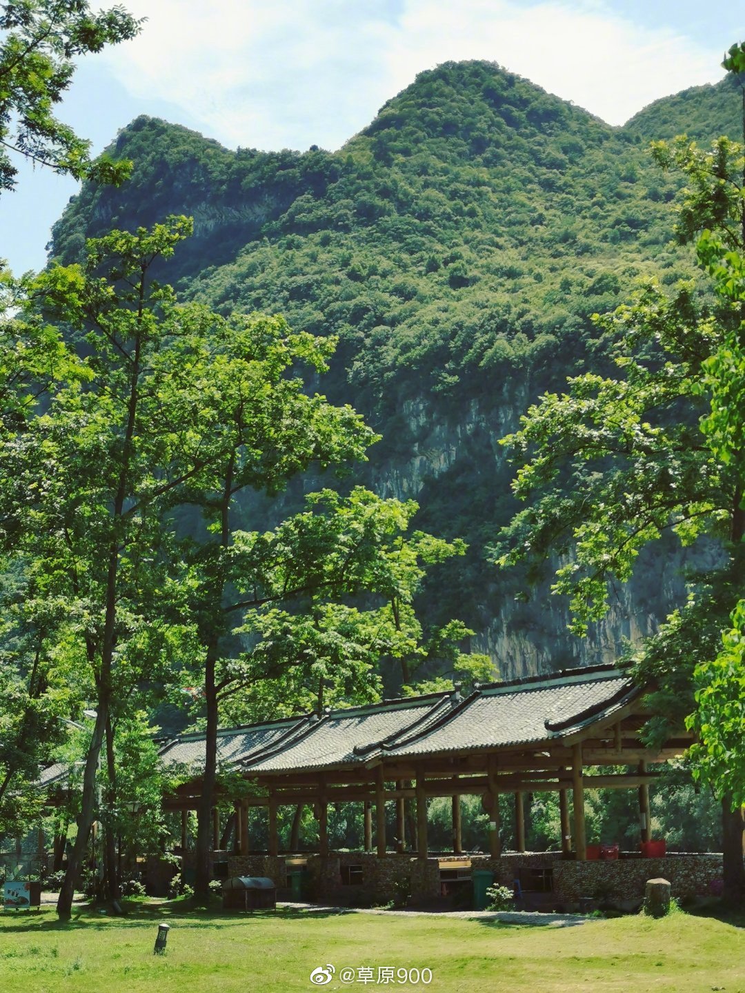 贵州省平塘县城南部的六硐自然风景区,峡谷幽深,河水清澈