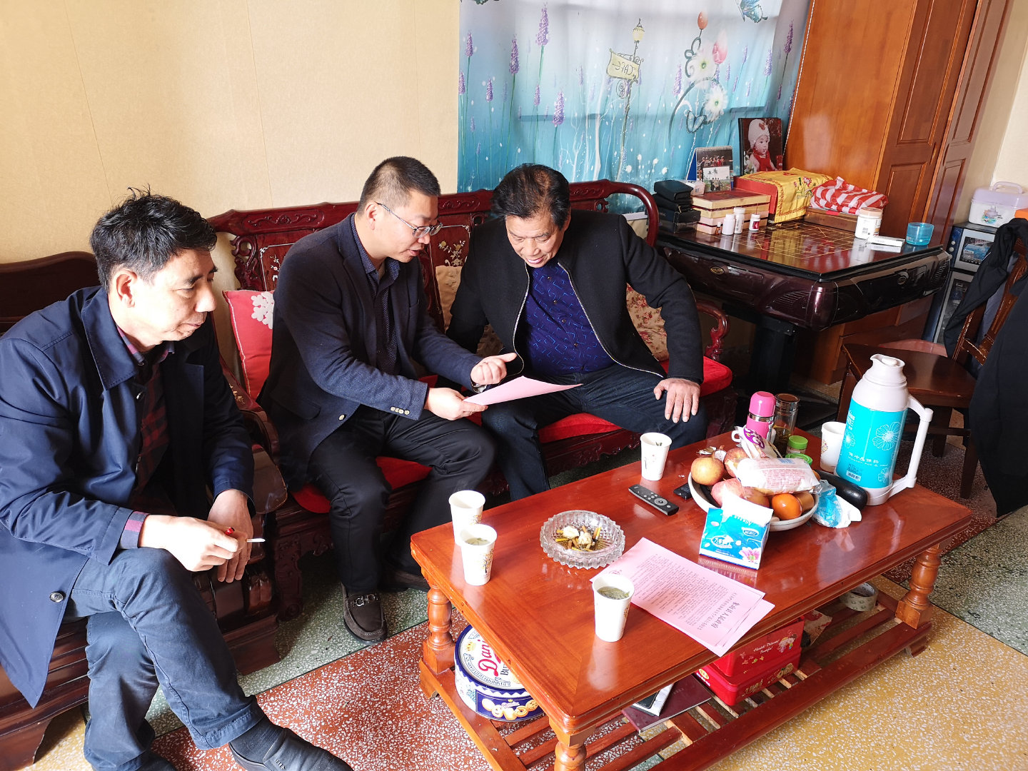 3月11日,石浦镇徐颖峰镇长走访东门渔村船东船长