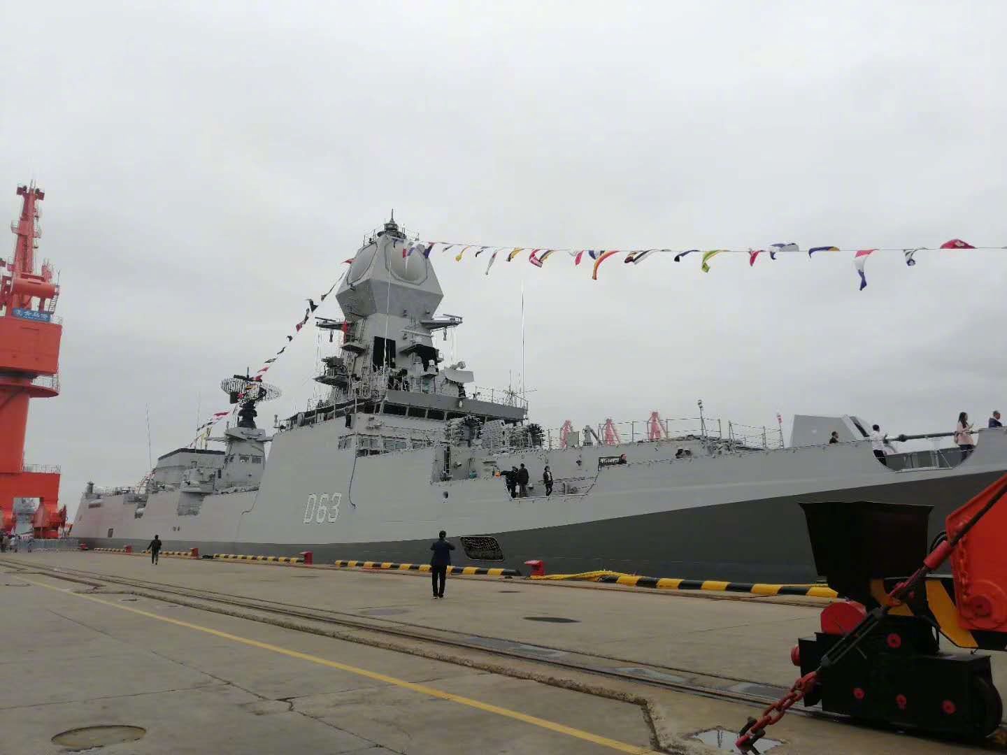 印度"加尔各答"号驱逐舰(舷号d63),顶着小巧的有源相控阵雷达