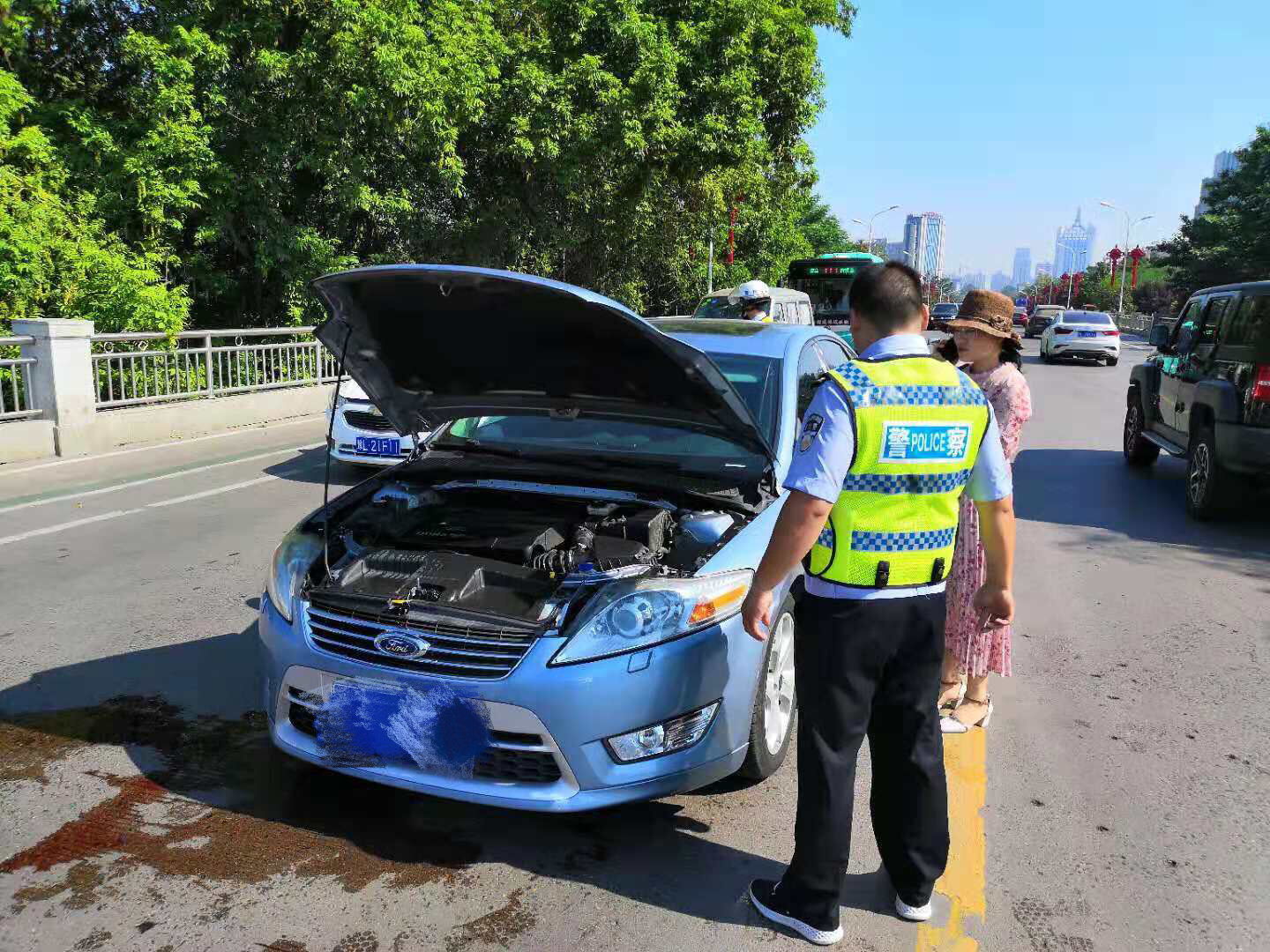 轿车 高温 出故障 交警烈日下秒变 修理工