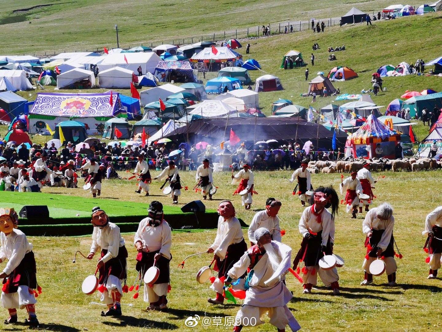 西藏那曲比如旅游文化赛马节进行中.