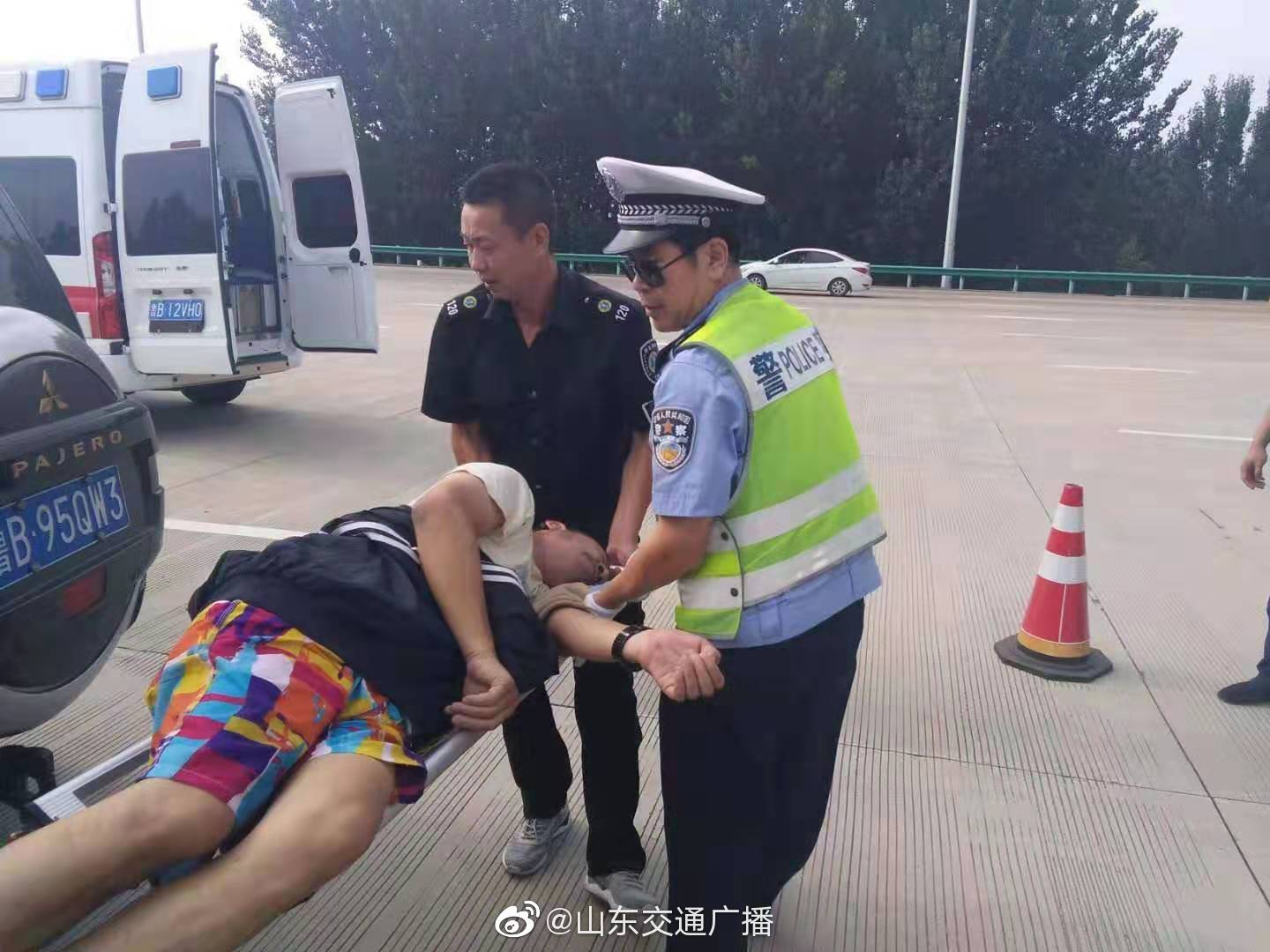 收费站口司机突发疾病口吐白沫,@青岛同三高速交警 全力施救