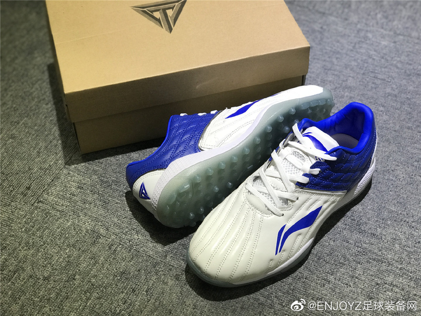 国庆好礼第四弹:李宁铁系列袋鼠皮tf 白/蓝配色足球鞋
