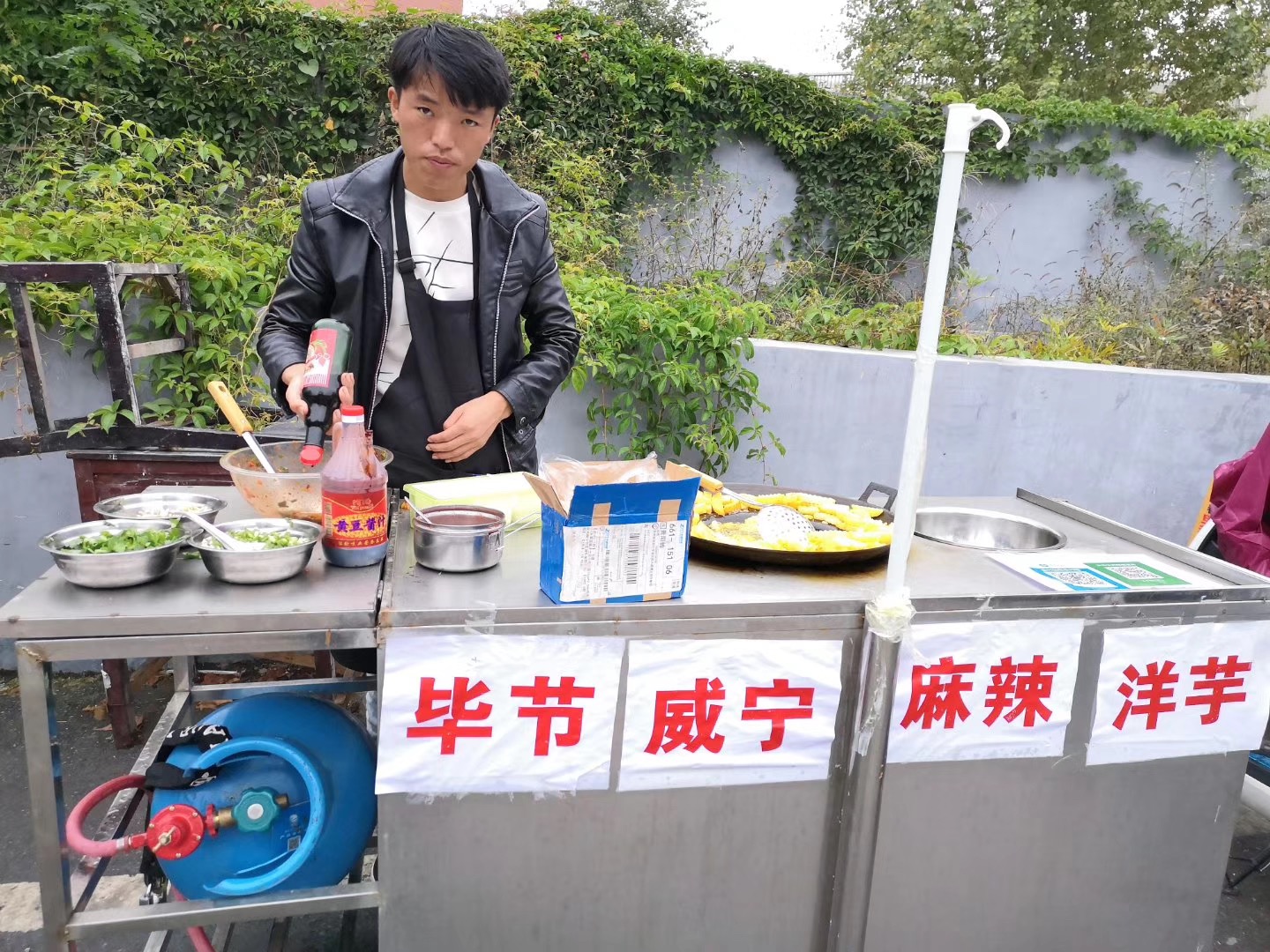 男儿当自强,贵大男生街头摆摊卖炸洋芋,生活费自己赚了