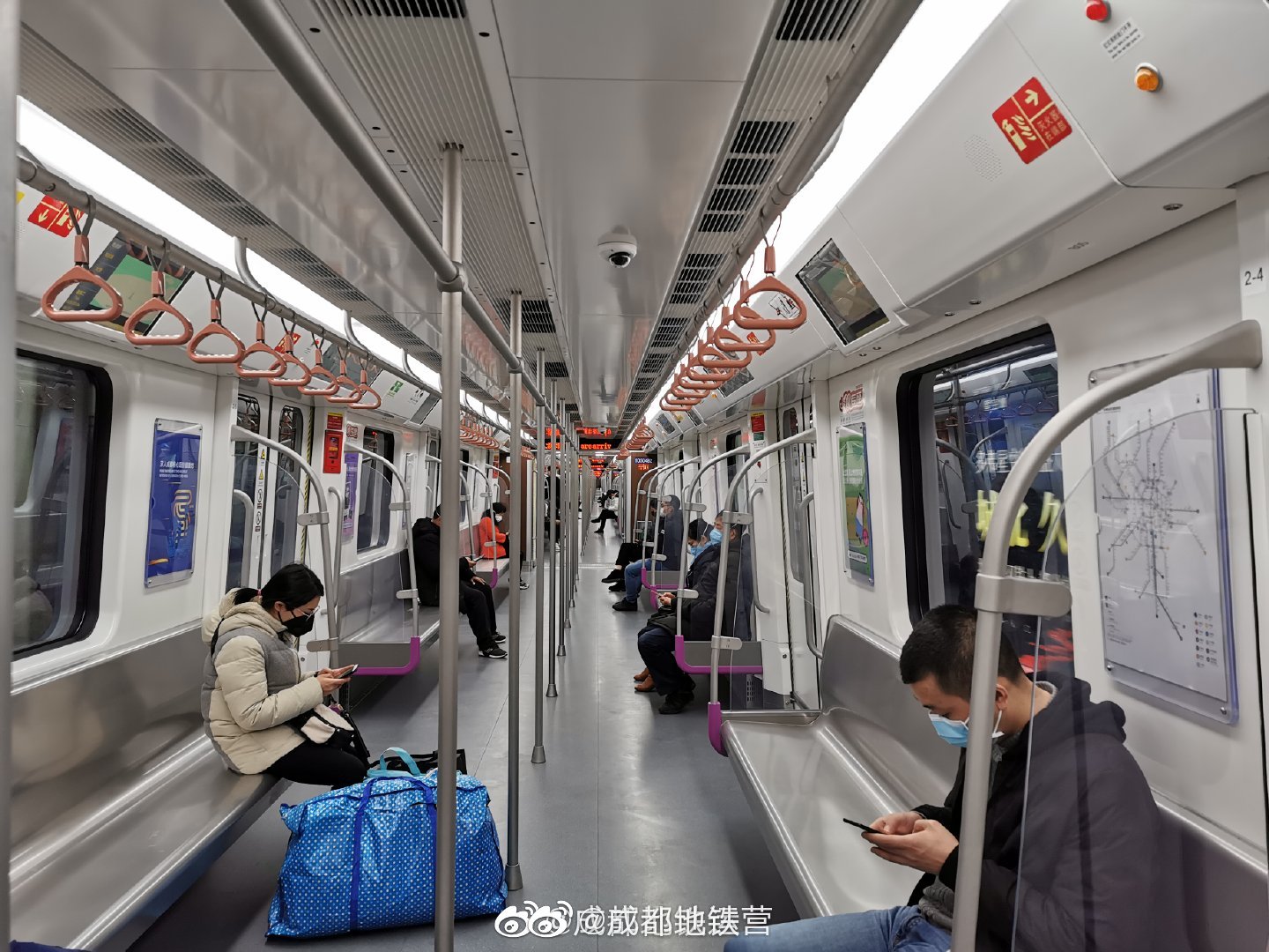 复工第二天,成都地铁早高峰线网运行平稳,乘客佩戴口罩有序上车