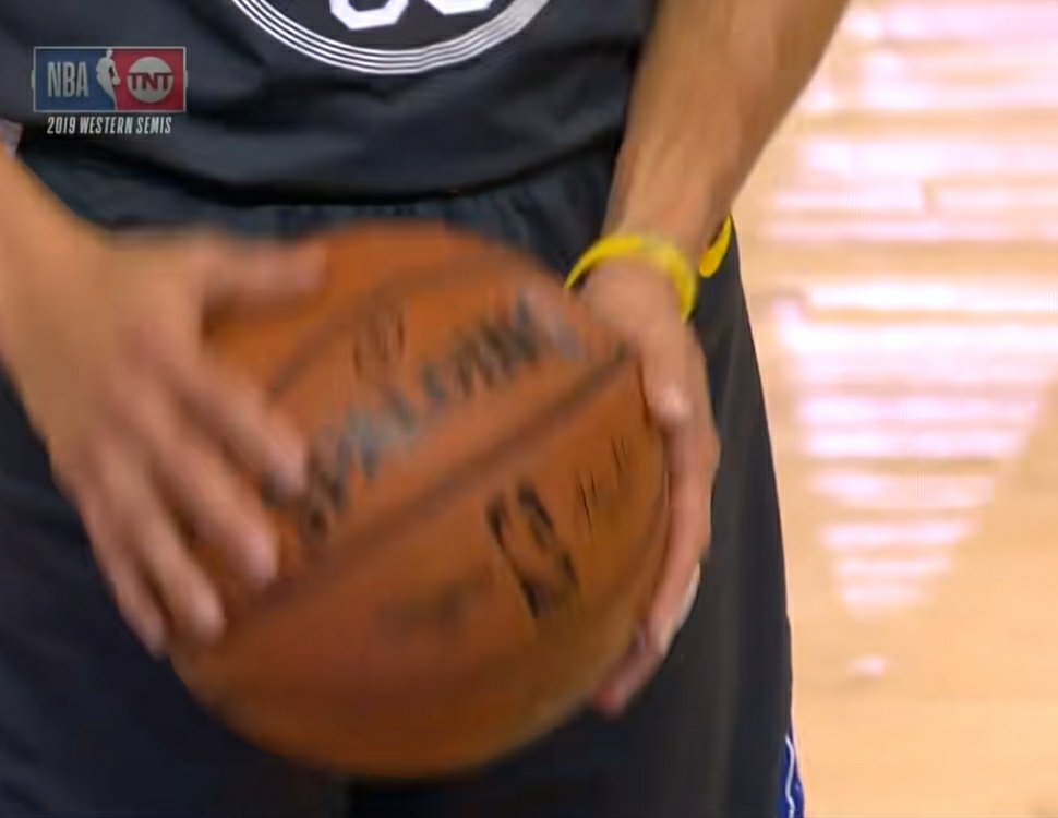 库里手指脱臼,经x光检查结果为阴性后,已经重新回到场上!