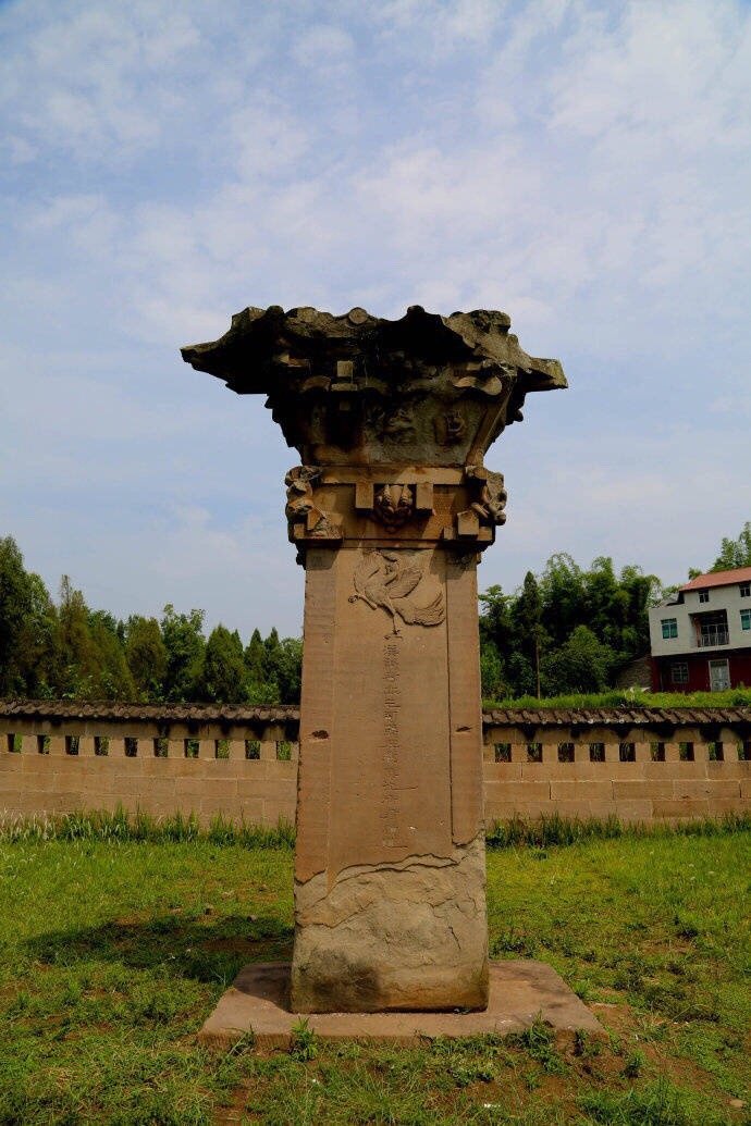 沈府君阙,位于四川渠县城北34公里的水口乡汉亭村燕家场